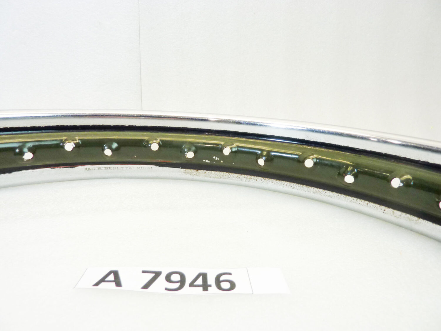Cerchio acciaio 19 x 1,85 40 fori Beretta verniciato militare - diametro 510 mm - larghezza esterna canale 69,7 mm - interno canale 48,5 mm moto epoca nuovo fondo di magazzino - il prodotto puo' presentare imperfezioni, puntinature di ruggine, VEDI FOTO SE PRESENTI - immagine 8