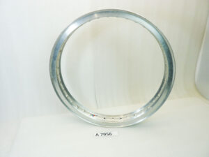 Cerchio alluminio 19 40 fori bordo H vedi crepa - diametro 510 mm - larghezza esterna canale 66,6 mm - interno canale 47,7 mm moto epoca