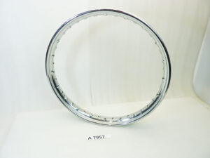 Cerchio acciaio 19 40 fori - diametro 505 mm - larghezza esterna canale 59,7 mm - interno canale 43,3 mm moto epoca nuovo fondo di magazzino - il prodotto puo' presentare imperfezioni, puntinature di ruggine, VEDI FOTO SE PRESENTI