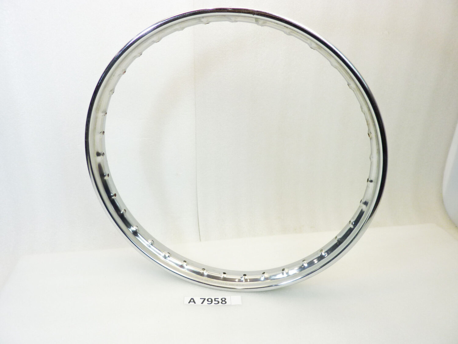 Cerchio acciaio 19 36 fori Radaelli - diametro 504 mm - larghezza esterna canale 55 mm - interno canale 38,6 mm moto epoca nuovo fondo di magazzino - il prodotto puo' presentare imperfezioni, puntinature di ruggine, VEDI FOTO SE PRESENTI