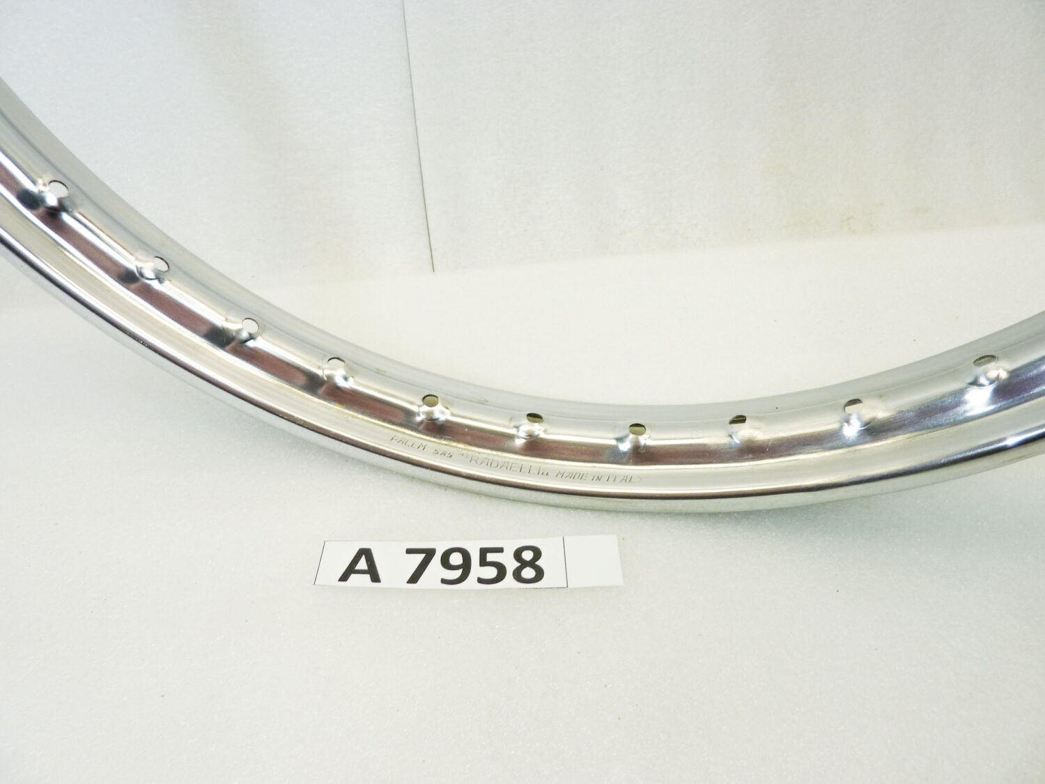 Cerchio acciaio 19 36 fori Radaelli - diametro 504 mm - larghezza esterna canale 55 mm - interno canale 38,6 mm moto epoca nuovo fondo di magazzino - il prodotto puo' presentare imperfezioni, puntinature di ruggine, VEDI FOTO SE PRESENTI - immagine 2