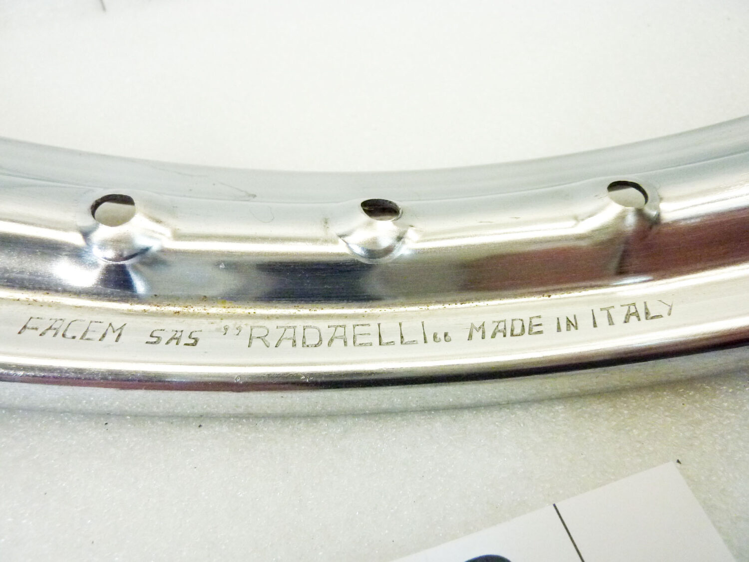 Cerchio acciaio 19 36 fori Radaelli - diametro 504 mm - larghezza esterna canale 55 mm - interno canale 38,6 mm moto epoca nuovo fondo di magazzino - il prodotto puo' presentare imperfezioni, puntinature di ruggine, VEDI FOTO SE PRESENTI - immagine 4