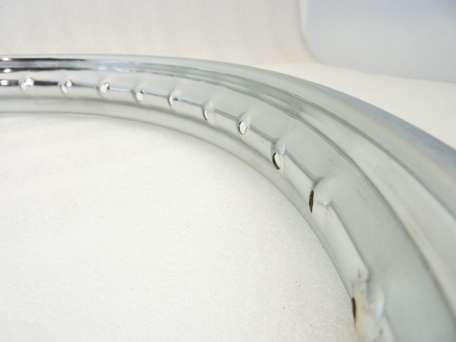Cerchio acciaio 19 36 fori Radaelli - diametro 504 mm - larghezza esterna canale 55 mm - interno canale 38,6 mm moto epoca nuovo fondo di magazzino - il prodotto puo' presentare imperfezioni, puntinature di ruggine, VEDI FOTO SE PRESENTI - immagine 6