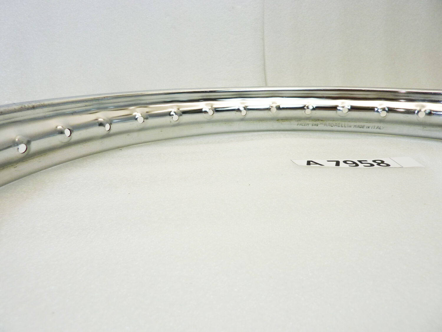 Cerchio acciaio 19 36 fori Radaelli - diametro 504 mm - larghezza esterna canale 55 mm - interno canale 38,6 mm moto epoca nuovo fondo di magazzino - il prodotto puo' presentare imperfezioni, puntinature di ruggine, VEDI FOTO SE PRESENTI - immagine 7