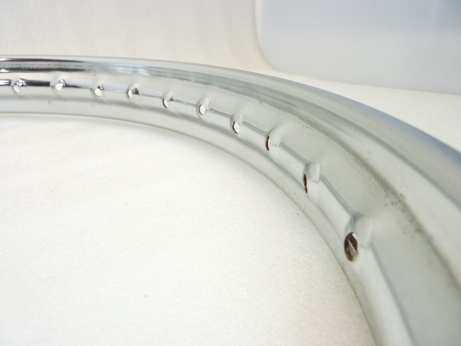 Cerchio acciaio 19 36 fori Radaelli - diametro 504 mm - larghezza esterna canale 55 mm - interno canale 38,6 mm moto epoca nuovo fondo di magazzino - il prodotto puo' presentare imperfezioni, puntinature di ruggine, VEDI FOTO SE PRESENTI - immagine 9