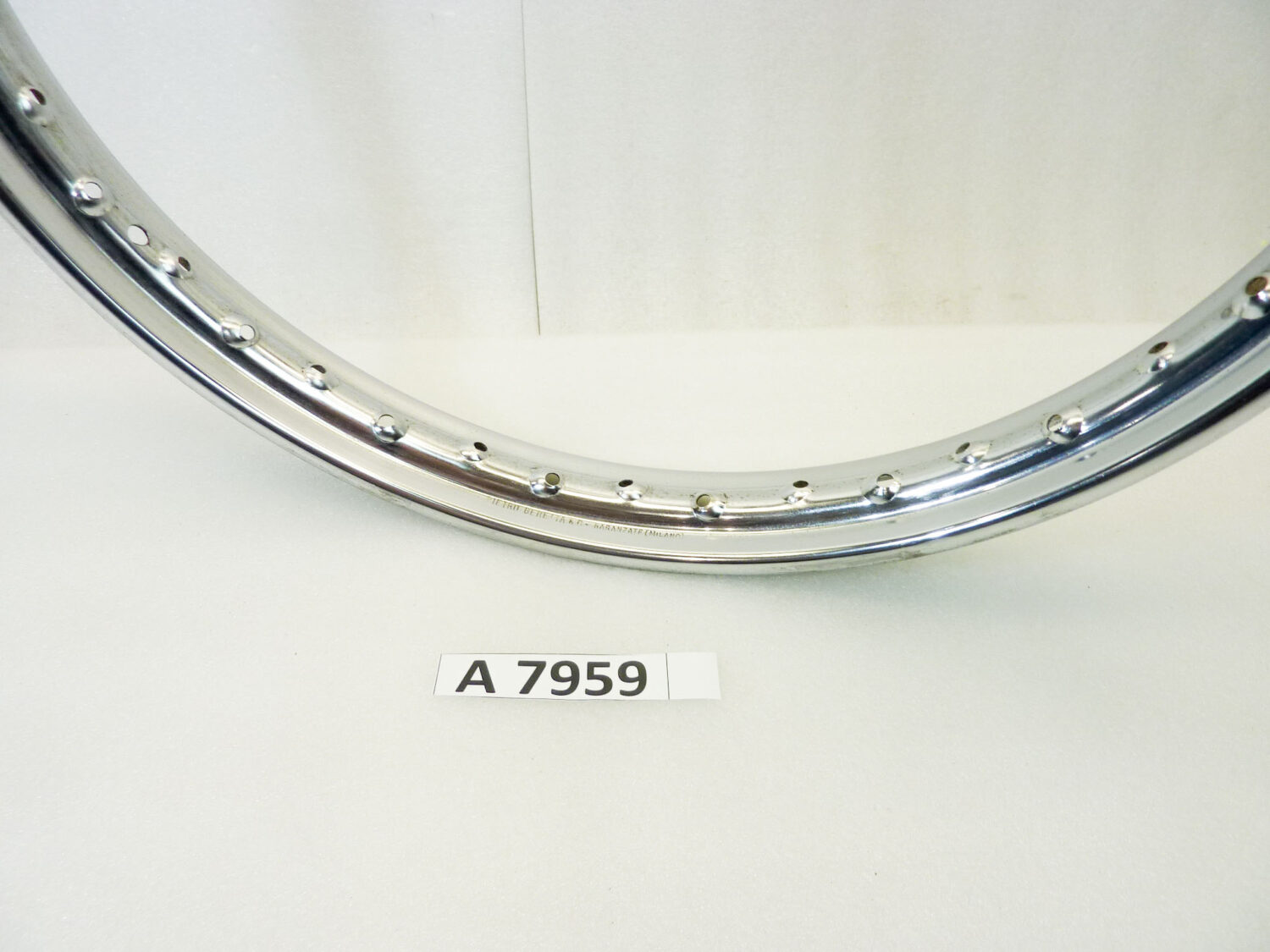 Cerchio acciaio 19 x 1,60 40 fori Beretta - diametro 504 mm - larghezza esterna canale 58,3 mm - interno canale 39,9 mm moto epoca nuovo fondo di magazzino - il prodotto puo' presentare imperfezioni, puntinature di ruggine, VEDI FOTO SE PRESENTI - immagine 2