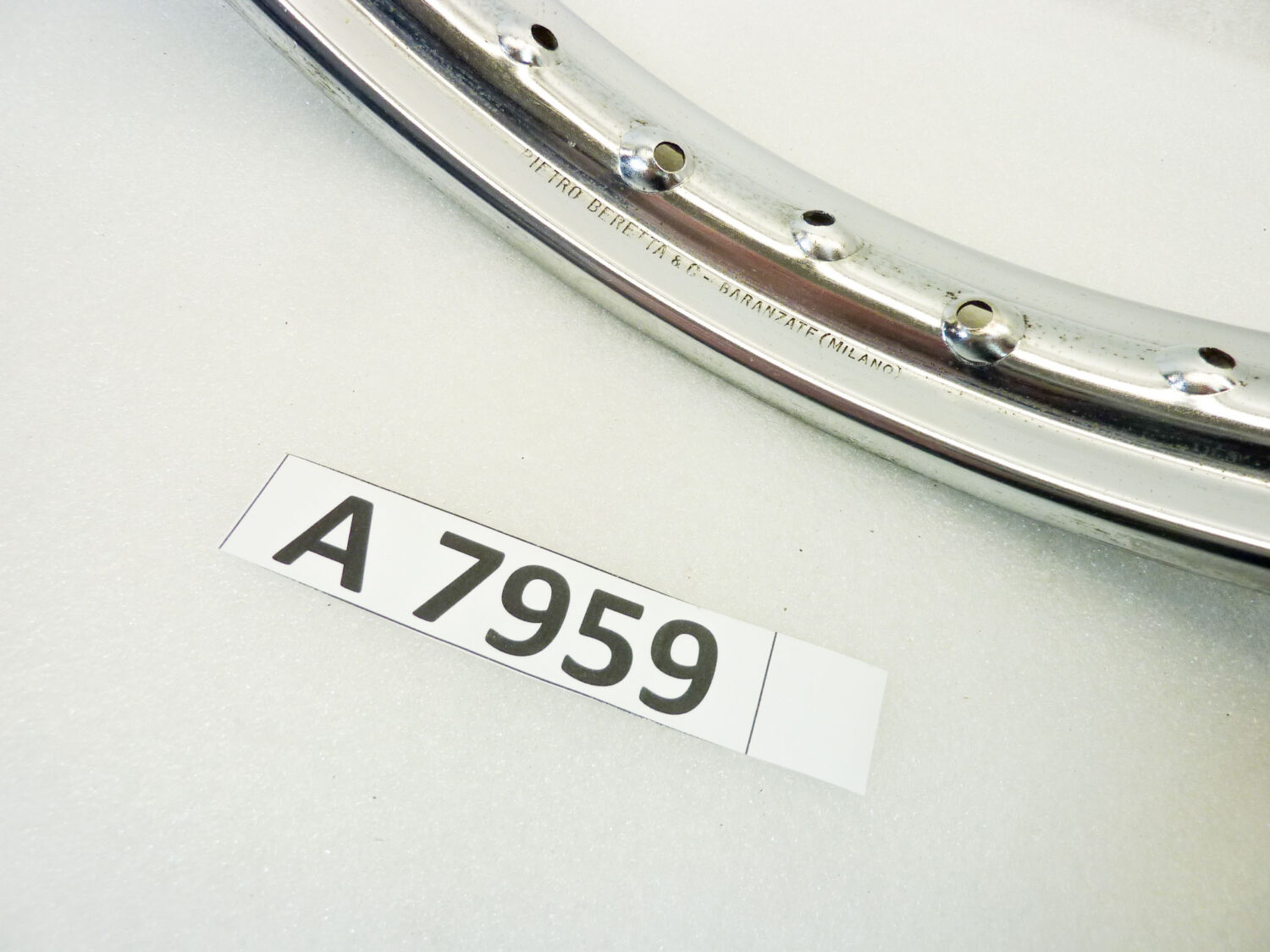 Cerchio acciaio 19 x 1,60 40 fori Beretta - diametro 504 mm - larghezza esterna canale 58,3 mm - interno canale 39,9 mm moto epoca nuovo fondo di magazzino - il prodotto puo' presentare imperfezioni, puntinature di ruggine, VEDI FOTO SE PRESENTI - immagine 3