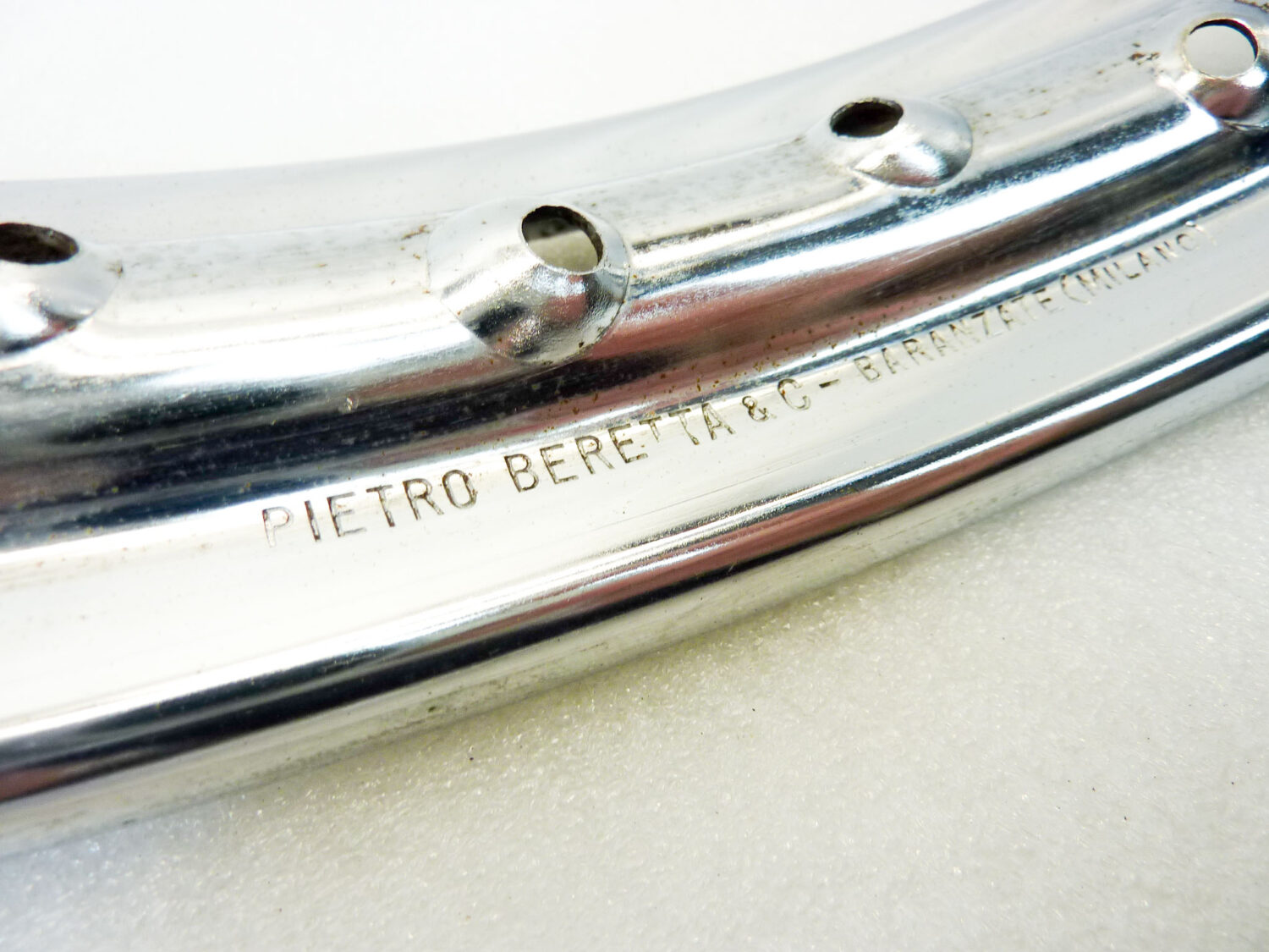 Cerchio acciaio 19 x 1,60 40 fori Beretta - diametro 504 mm - larghezza esterna canale 58,3 mm - interno canale 39,9 mm moto epoca nuovo fondo di magazzino - il prodotto puo' presentare imperfezioni, puntinature di ruggine, VEDI FOTO SE PRESENTI - immagine 4