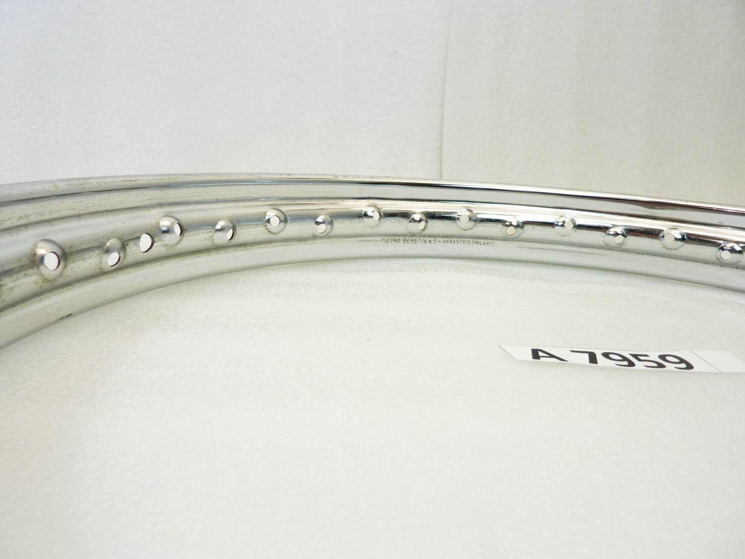 Cerchio acciaio 19 x 1,60 40 fori Beretta - diametro 504 mm - larghezza esterna canale 58,3 mm - interno canale 39,9 mm moto epoca nuovo fondo di magazzino - il prodotto puo' presentare imperfezioni, puntinature di ruggine, VEDI FOTO SE PRESENTI - immagine 6