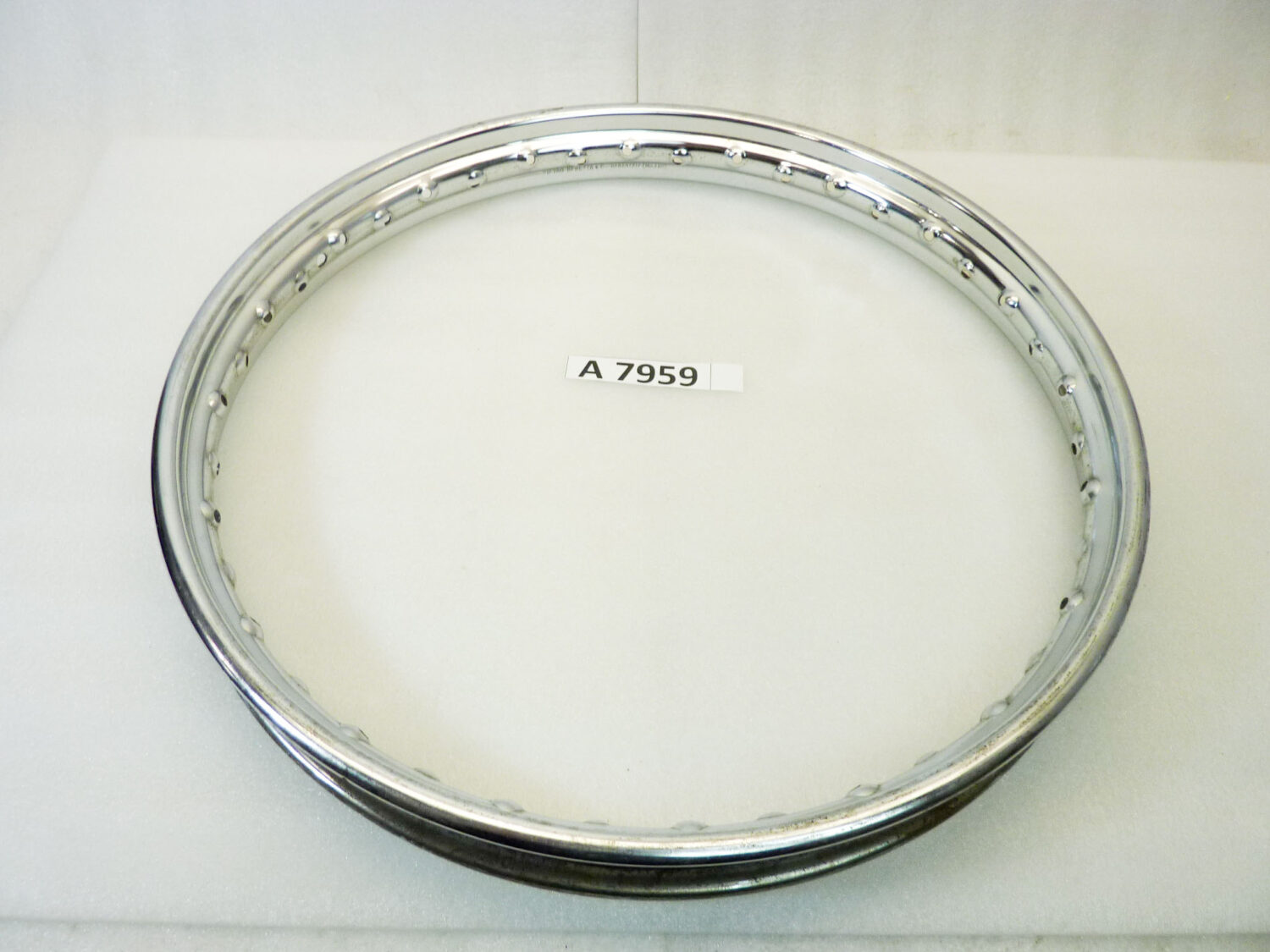 Cerchio acciaio 19 x 1,60 40 fori Beretta - diametro 504 mm - larghezza esterna canale 58,3 mm - interno canale 39,9 mm moto epoca nuovo fondo di magazzino - il prodotto puo' presentare imperfezioni, puntinature di ruggine, VEDI FOTO SE PRESENTI - immagine 7
