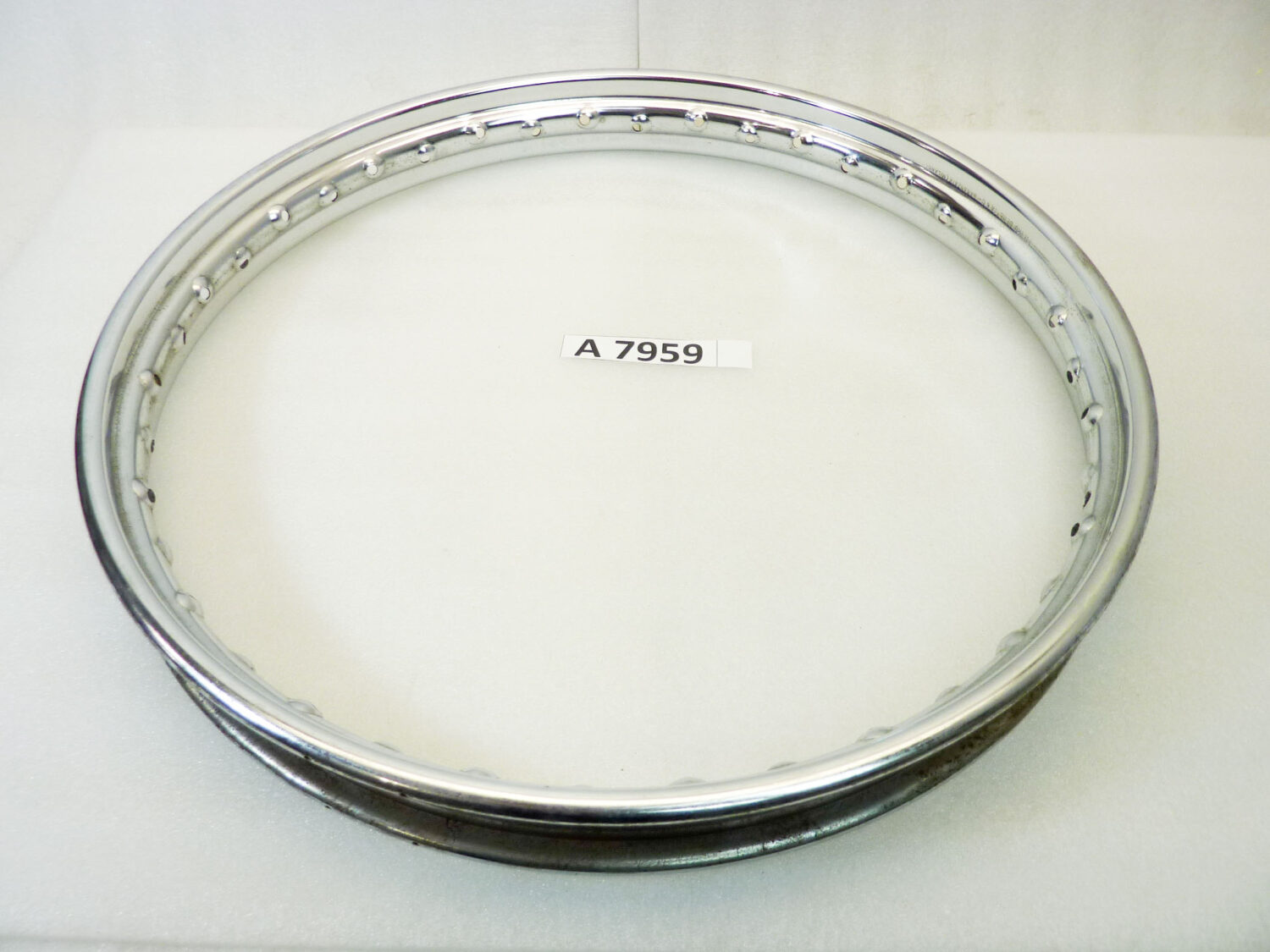 Cerchio acciaio 19 x 1,60 40 fori Beretta - diametro 504 mm - larghezza esterna canale 58,3 mm - interno canale 39,9 mm moto epoca nuovo fondo di magazzino - il prodotto puo' presentare imperfezioni, puntinature di ruggine, VEDI FOTO SE PRESENTI - immagine 8