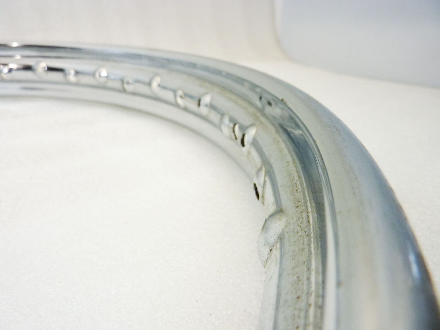 Cerchio acciaio 19 x 1,60 40 fori Beretta - diametro 504 mm - larghezza esterna canale 58,3 mm - interno canale 39,9 mm moto epoca nuovo fondo di magazzino - il prodotto puo' presentare imperfezioni, puntinature di ruggine, VEDI FOTO SE PRESENTI - immagine 9
