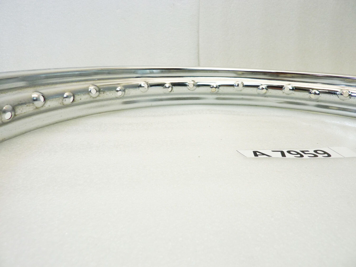 Cerchio acciaio 19 x 1,60 40 fori Beretta - diametro 504 mm - larghezza esterna canale 58,3 mm - interno canale 39,9 mm moto epoca nuovo fondo di magazzino - il prodotto puo' presentare imperfezioni, puntinature di ruggine, VEDI FOTO SE PRESENTI - immagine 10