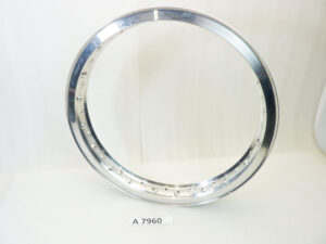 Cerchio alluminio 18 40 fori bordo H- diametro 483 mm - larghezza esterna canale 64,5 mm - interno canale 48,1 mm moto epoca nuovo fondo di magazzino - il prodotto puo' presentare imperfezioni, puntinature di ruggine, VEDI FOTO SE PRESENTI