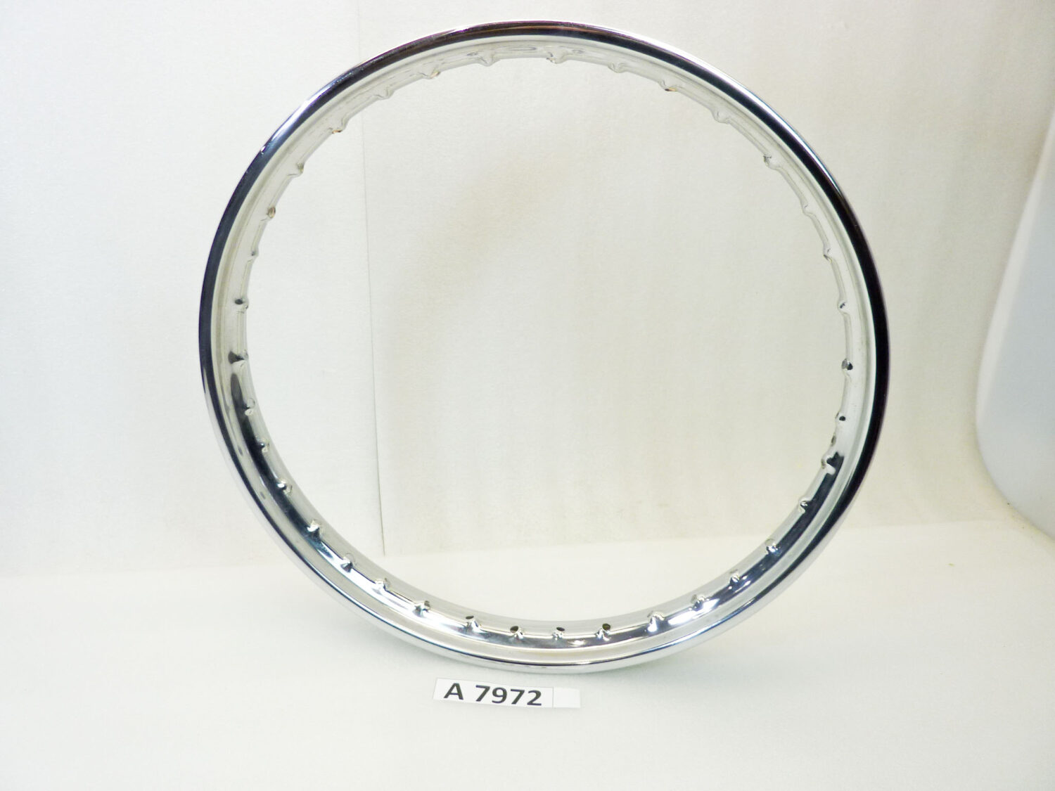 Cerchio acciaio 17 x 1,50 36 fori ItAlcerchio - diametro 453 mm - larghezza esterna canale 55,5 mm - interno canale 38,3 mm moto epoca nuovo fondo di magazzino - il prodotto puo' presentare imperfezioni, puntinature di ruggine, VEDI FOTO SE PRESENTI