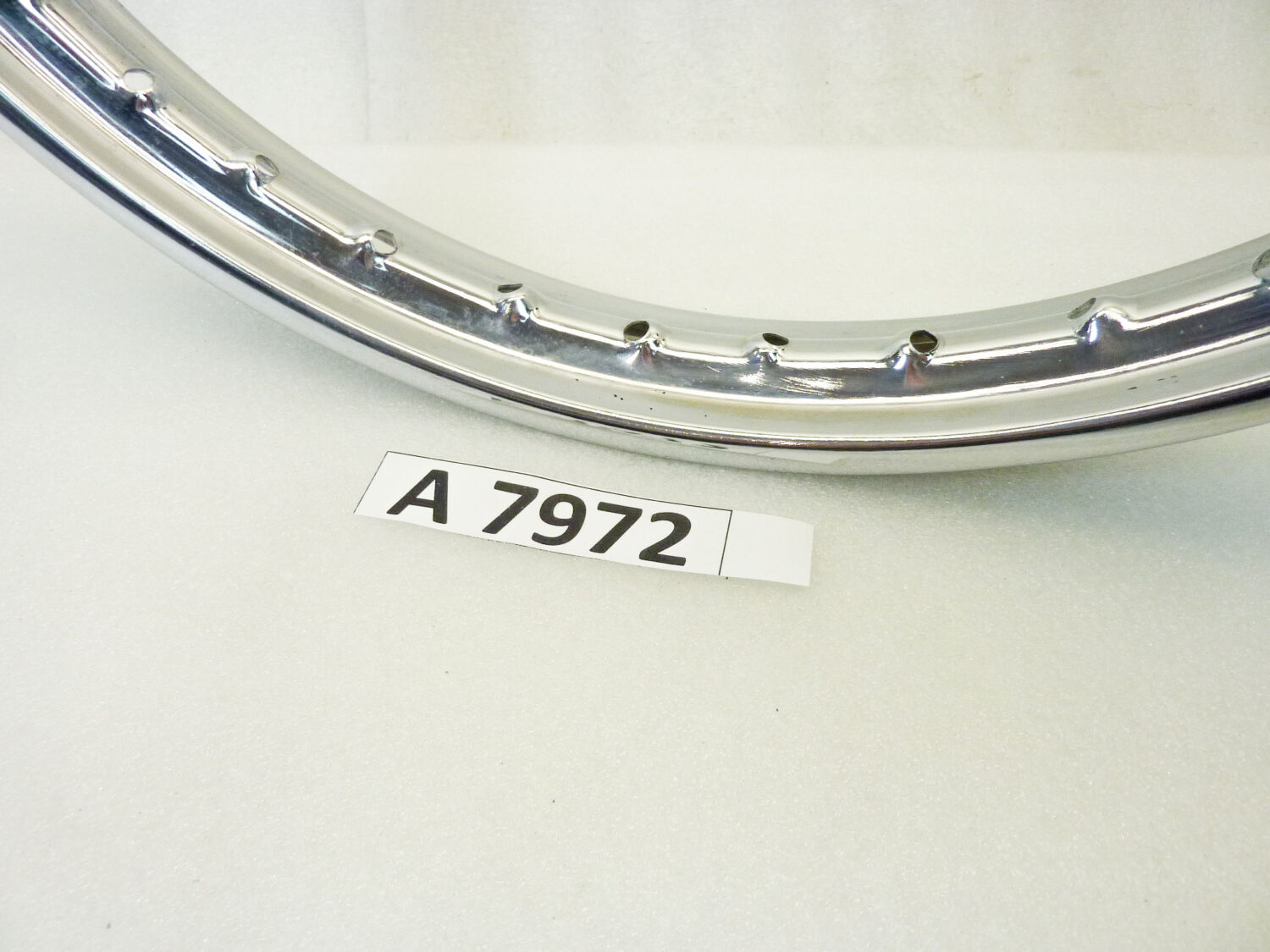 Cerchio acciaio 17 x 1,50 36 fori ItAlcerchio - diametro 453 mm - larghezza esterna canale 55,5 mm - interno canale 38,3 mm moto epoca nuovo fondo di magazzino - il prodotto puo' presentare imperfezioni, puntinature di ruggine, VEDI FOTO SE PRESENTI - immagine 2