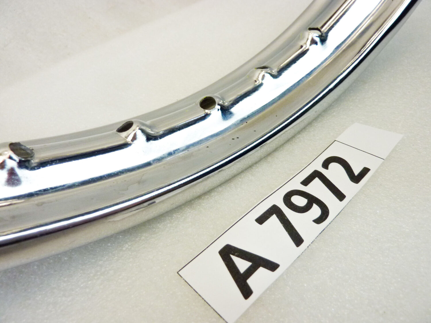 Cerchio acciaio 17 x 1,50 36 fori ItAlcerchio - diametro 453 mm - larghezza esterna canale 55,5 mm - interno canale 38,3 mm moto epoca nuovo fondo di magazzino - il prodotto puo' presentare imperfezioni, puntinature di ruggine, VEDI FOTO SE PRESENTI - immagine 3