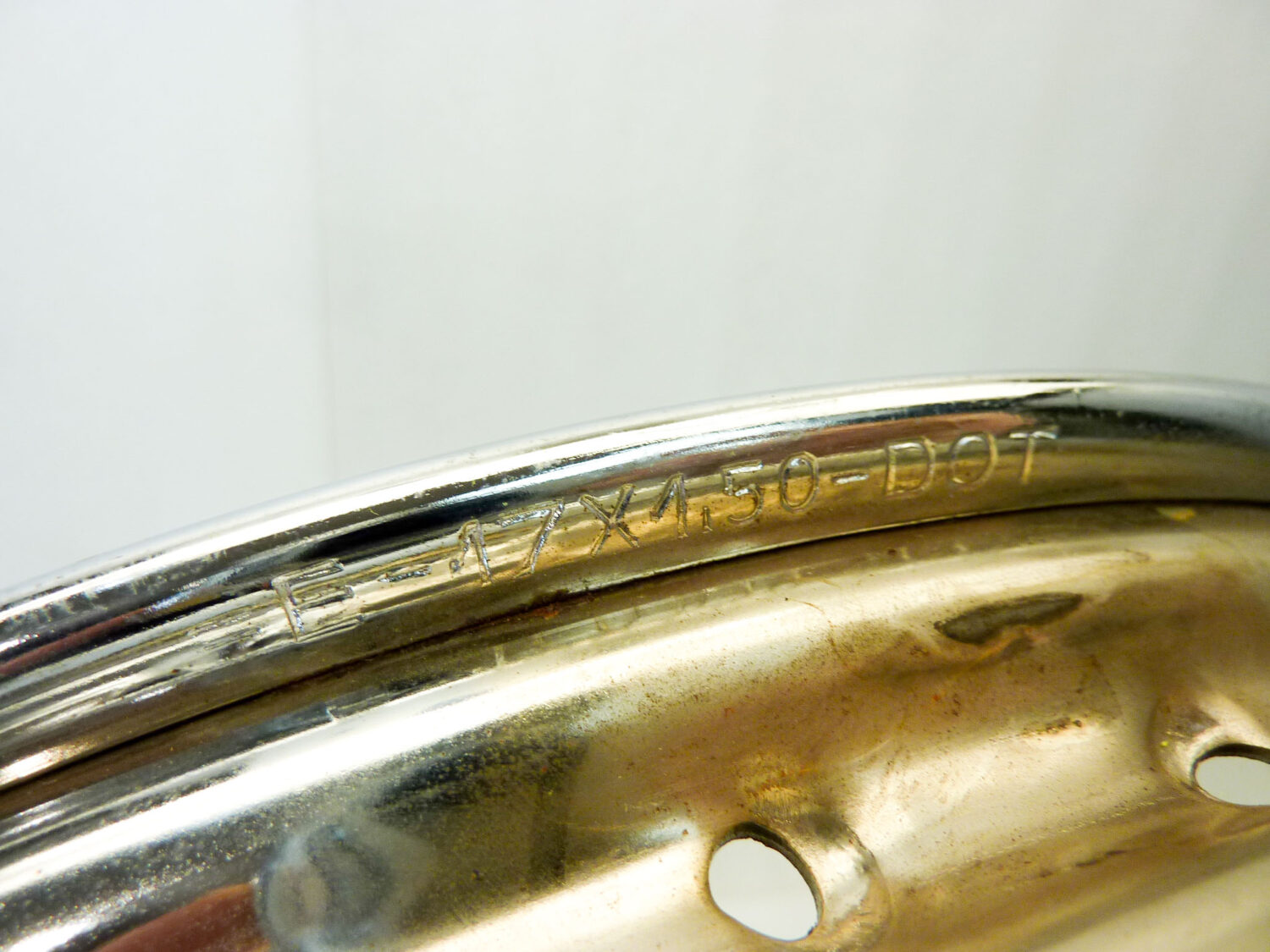 Cerchio acciaio 17 x 1,50 36 fori ItAlcerchio - diametro 453 mm - larghezza esterna canale 55,5 mm - interno canale 38,3 mm moto epoca nuovo fondo di magazzino - il prodotto puo' presentare imperfezioni, puntinature di ruggine, VEDI FOTO SE PRESENTI - immagine 5