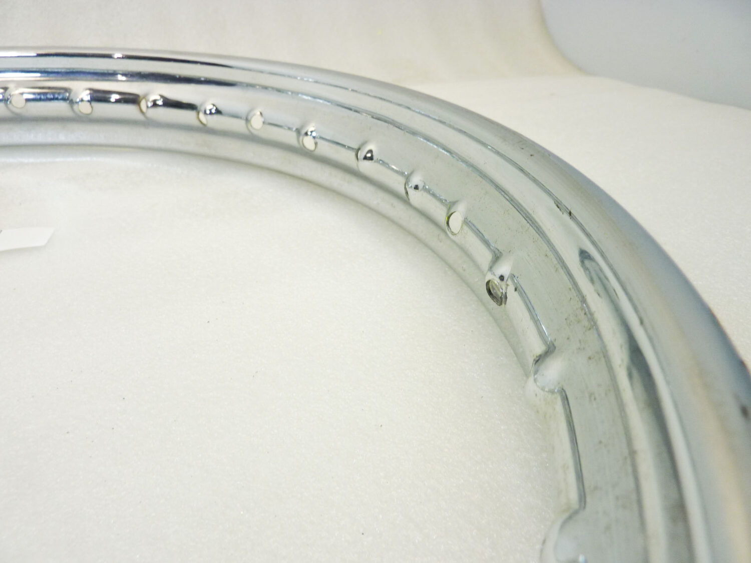 Cerchio acciaio 17 x 1,50 36 fori ItAlcerchio - diametro 453 mm - larghezza esterna canale 55,5 mm - interno canale 38,3 mm moto epoca nuovo fondo di magazzino - il prodotto puo' presentare imperfezioni, puntinature di ruggine, VEDI FOTO SE PRESENTI - immagine 6