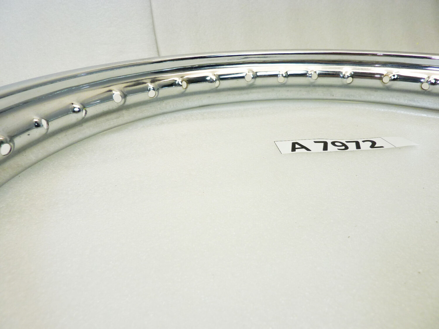 Cerchio acciaio 17 x 1,50 36 fori ItAlcerchio - diametro 453 mm - larghezza esterna canale 55,5 mm - interno canale 38,3 mm moto epoca nuovo fondo di magazzino - il prodotto puo' presentare imperfezioni, puntinature di ruggine, VEDI FOTO SE PRESENTI - immagine 7