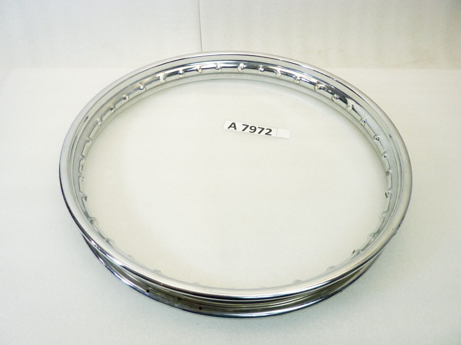 Cerchio acciaio 17 x 1,50 36 fori ItAlcerchio - diametro 453 mm - larghezza esterna canale 55,5 mm - interno canale 38,3 mm moto epoca nuovo fondo di magazzino - il prodotto puo' presentare imperfezioni, puntinature di ruggine, VEDI FOTO SE PRESENTI - immagine 8