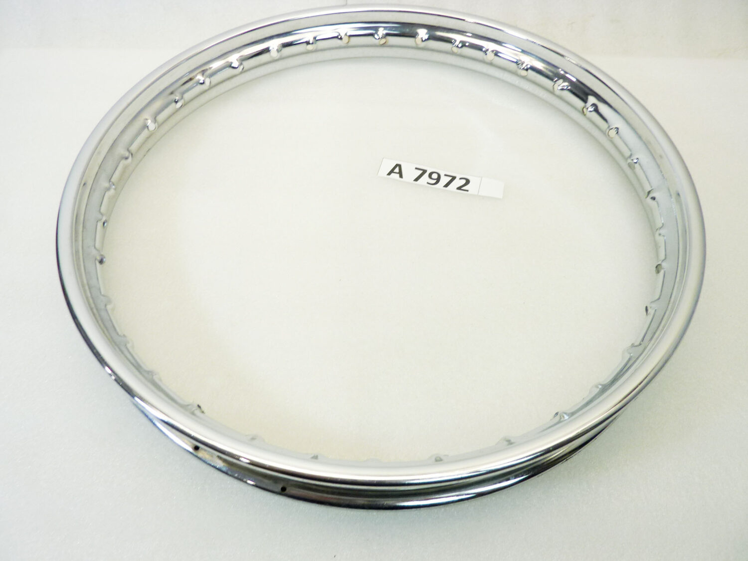 Cerchio acciaio 17 x 1,50 36 fori ItAlcerchio - diametro 453 mm - larghezza esterna canale 55,5 mm - interno canale 38,3 mm moto epoca nuovo fondo di magazzino - il prodotto puo' presentare imperfezioni, puntinature di ruggine, VEDI FOTO SE PRESENTI - immagine 9