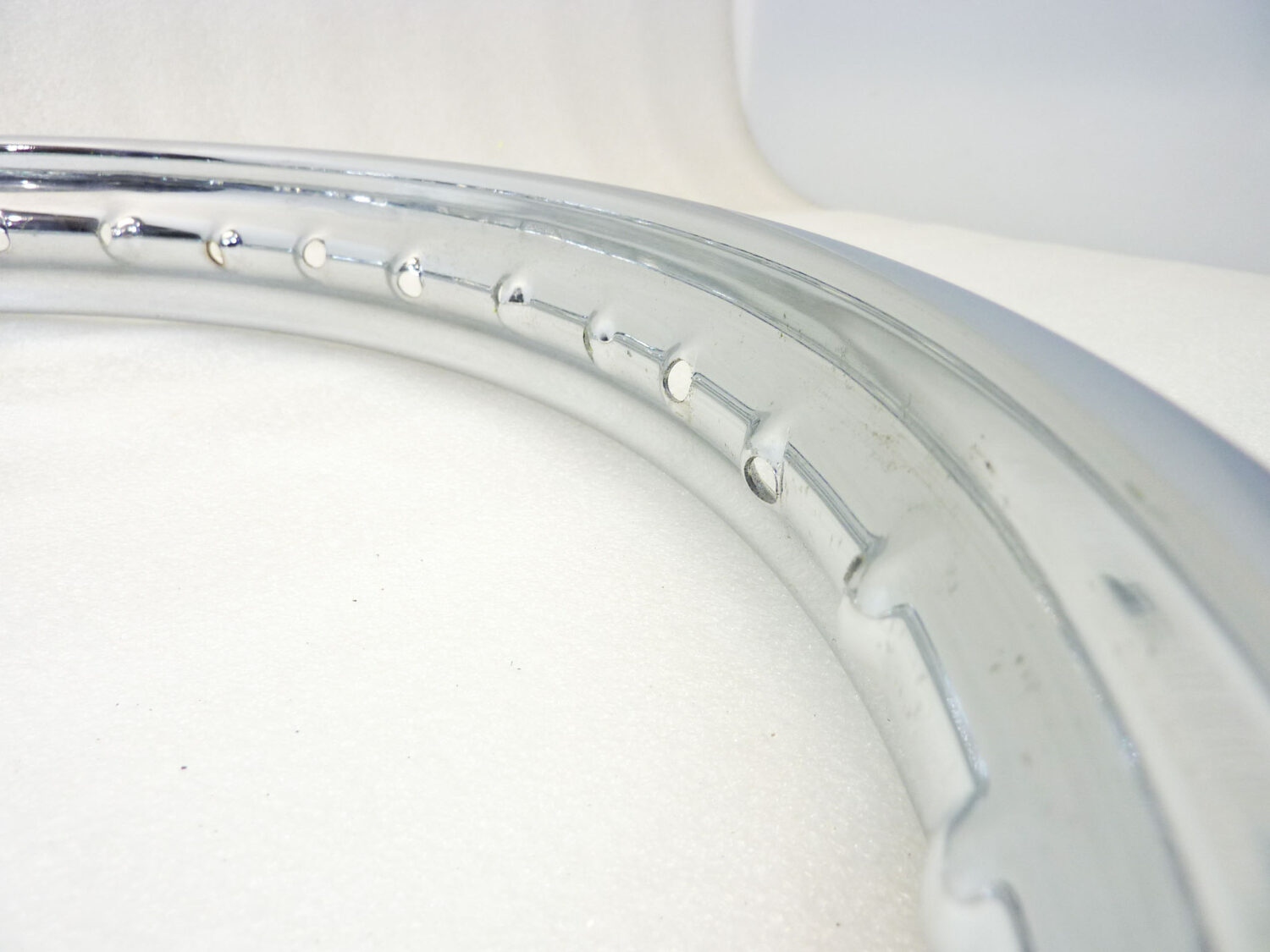 Cerchio acciaio 17 x 1,50 36 fori ItAlcerchio - diametro 453 mm - larghezza esterna canale 55,5 mm - interno canale 38,3 mm moto epoca nuovo fondo di magazzino - il prodotto puo' presentare imperfezioni, puntinature di ruggine, VEDI FOTO SE PRESENTI - immagine 10