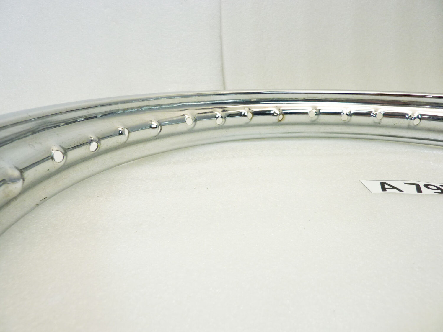 Cerchio acciaio 17 x 1,50 36 fori ItAlcerchio - diametro 453 mm - larghezza esterna canale 55,5 mm - interno canale 38,3 mm moto epoca nuovo fondo di magazzino - il prodotto puo' presentare imperfezioni, puntinature di ruggine, VEDI FOTO SE PRESENTI - immagine 11