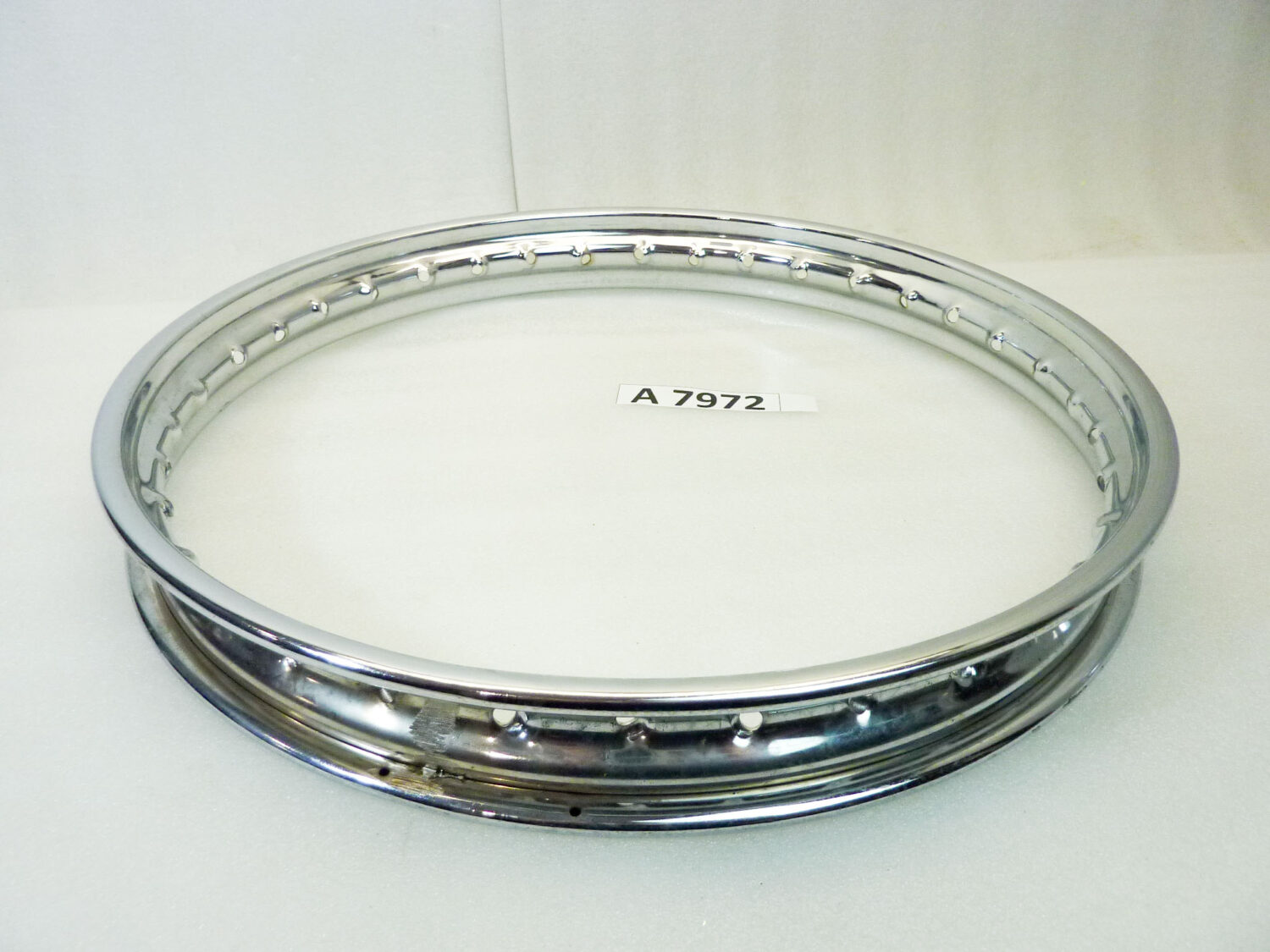 Cerchio acciaio 17 x 1,50 36 fori ItAlcerchio - diametro 453 mm - larghezza esterna canale 55,5 mm - interno canale 38,3 mm moto epoca nuovo fondo di magazzino - il prodotto puo' presentare imperfezioni, puntinature di ruggine, VEDI FOTO SE PRESENTI - immagine 12