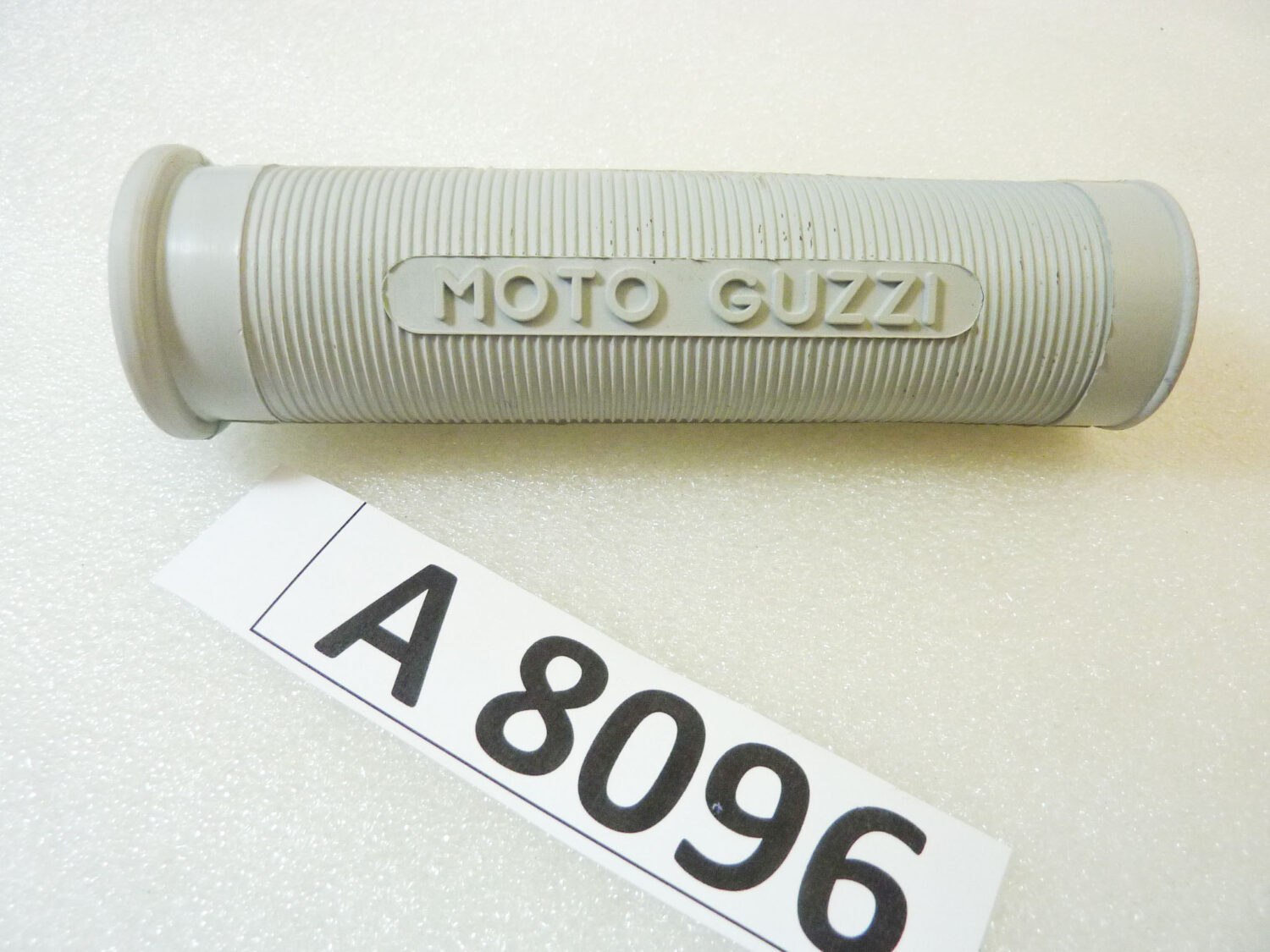 Manopola Chiusa Guzzi vari modelli diam 25 mm cod T8510 Originale dell'epoca NO REPLICA nuovo fondo di magazzino - immagine 2