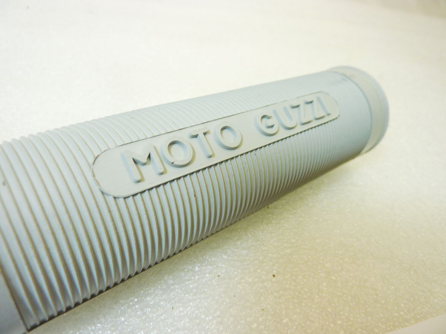 Manopola aperta Moto Guzzi diam interno 25 mm - lungh 126 mm - diam esterno 32 mm Originale dell'epoca NO REPLICA nuovo fondo di magazzino - immagine 2
