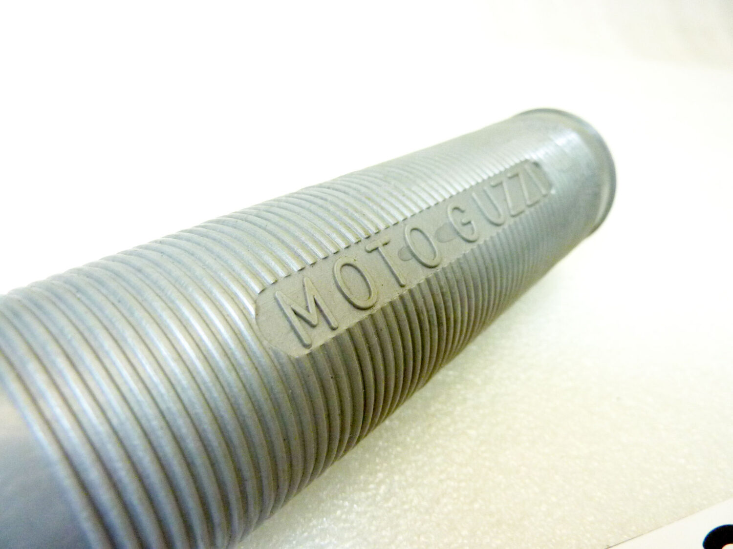 Manopola sinistra aperta Guzzi Airone Sport Turismo Falcone Ercole grigio marrone cod T8166S vari modelli diam interno 24 mm - lungh 130 mm - diam esterno 34 mm Originale dell'epoca NO REPLICA nuovo fondo di magazzino - immagine 2