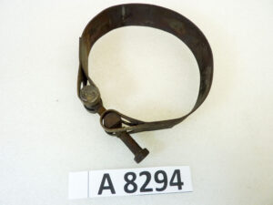 Staffa fascia supporto dinamo auto moto epoca diam 115 mm circa chiusa - altezza 32 mm lungh perni 32 mm