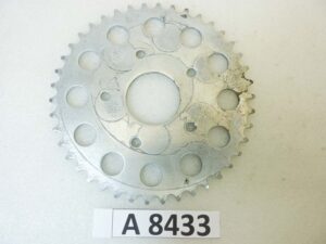 Corona 42 denti spessore 4,3 mm interasse denti 13 mm diam foro centrale 45 mm diam est 176 mm interassi fori laterali 47 mm moto epoca Guzzi Gilera Benelli Motobi MV Agusta Morini Malaguti Ducati Cagiva Aprilia vari modelli NUOVO fondo di magazzino vedi foto leggi descrizione
