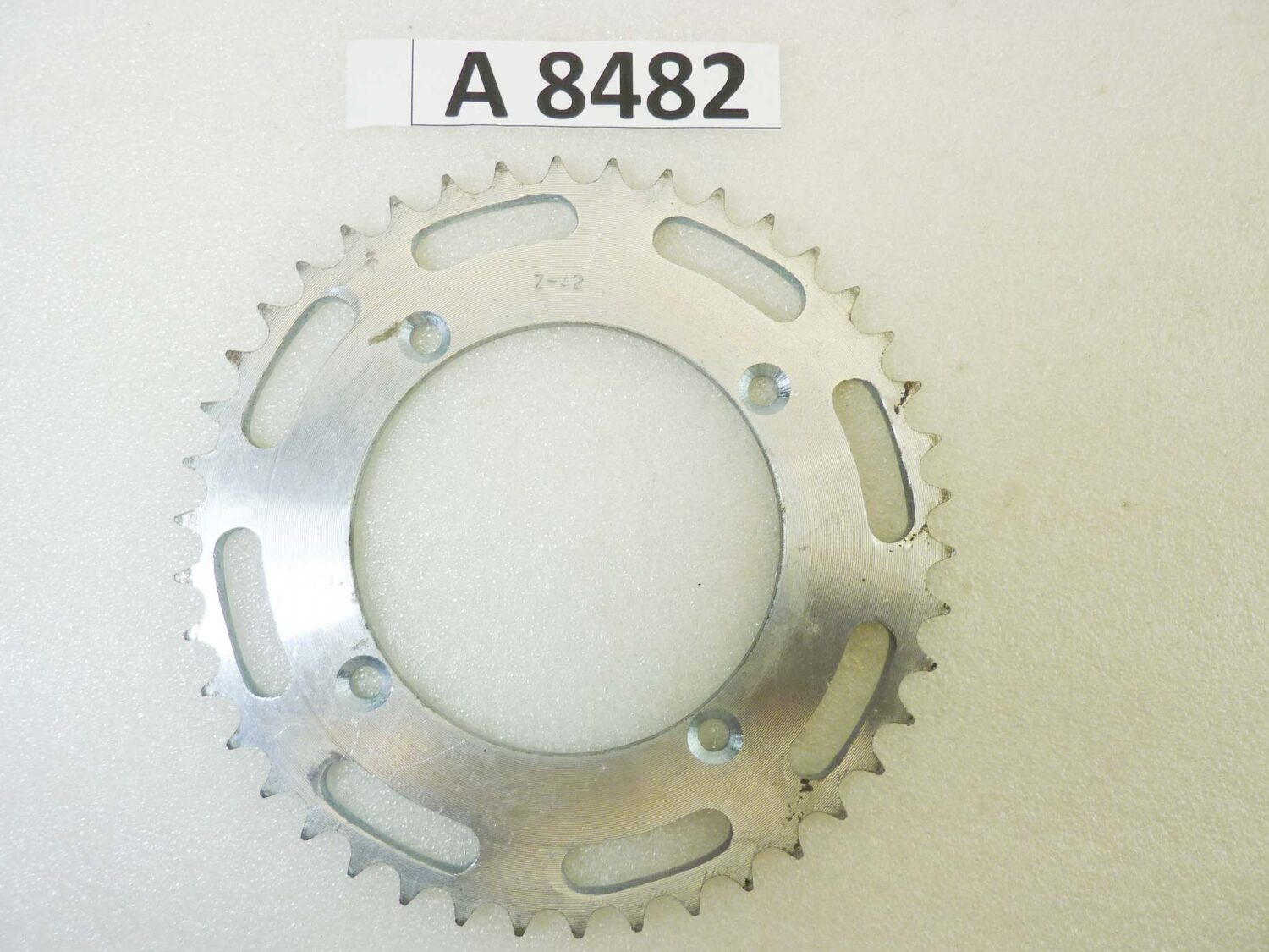 Corona Ducati 98 42 denti passo 420 diam foro centrale 96 mm diam est 165 mm int fori 110 mm NUOVO fondo di magazzino vedi foto leggi descrizione