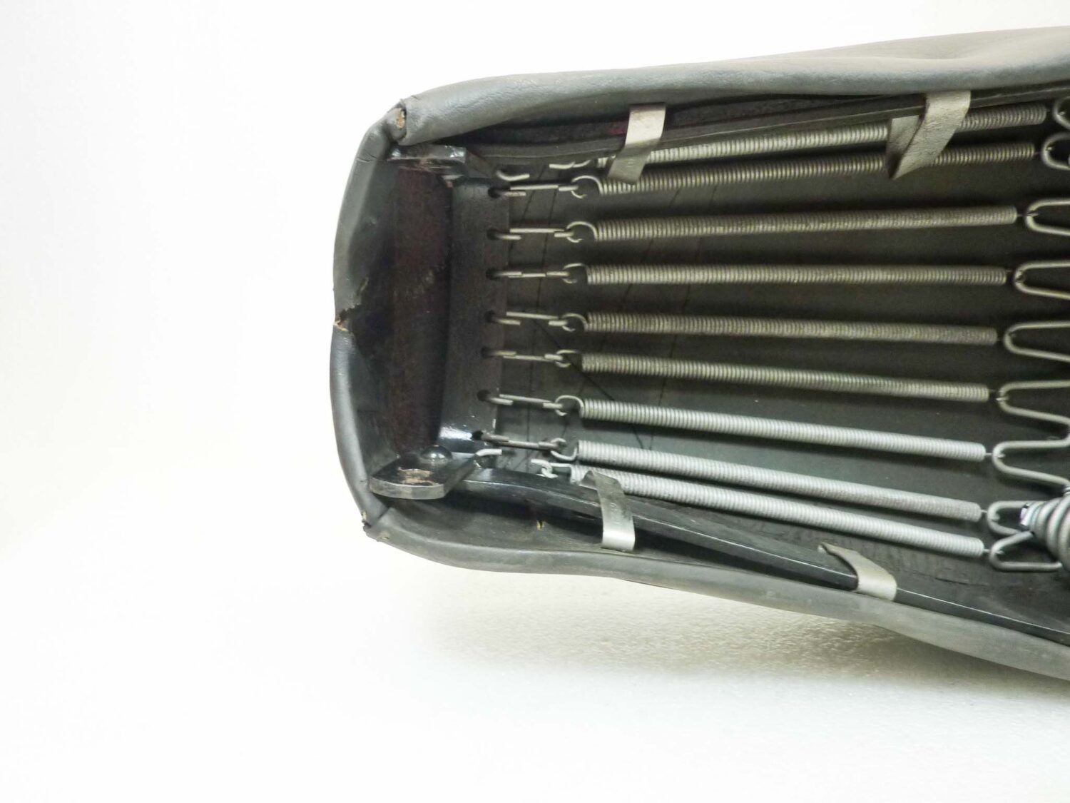 Sella Moto Morini Corsaro 125 lungh 57 cmlargh centrale 22 cm interasse staffe posteriori 105 mm int staffe centrali 180 mm int staffe serbaroio 85 mm - immagine 7