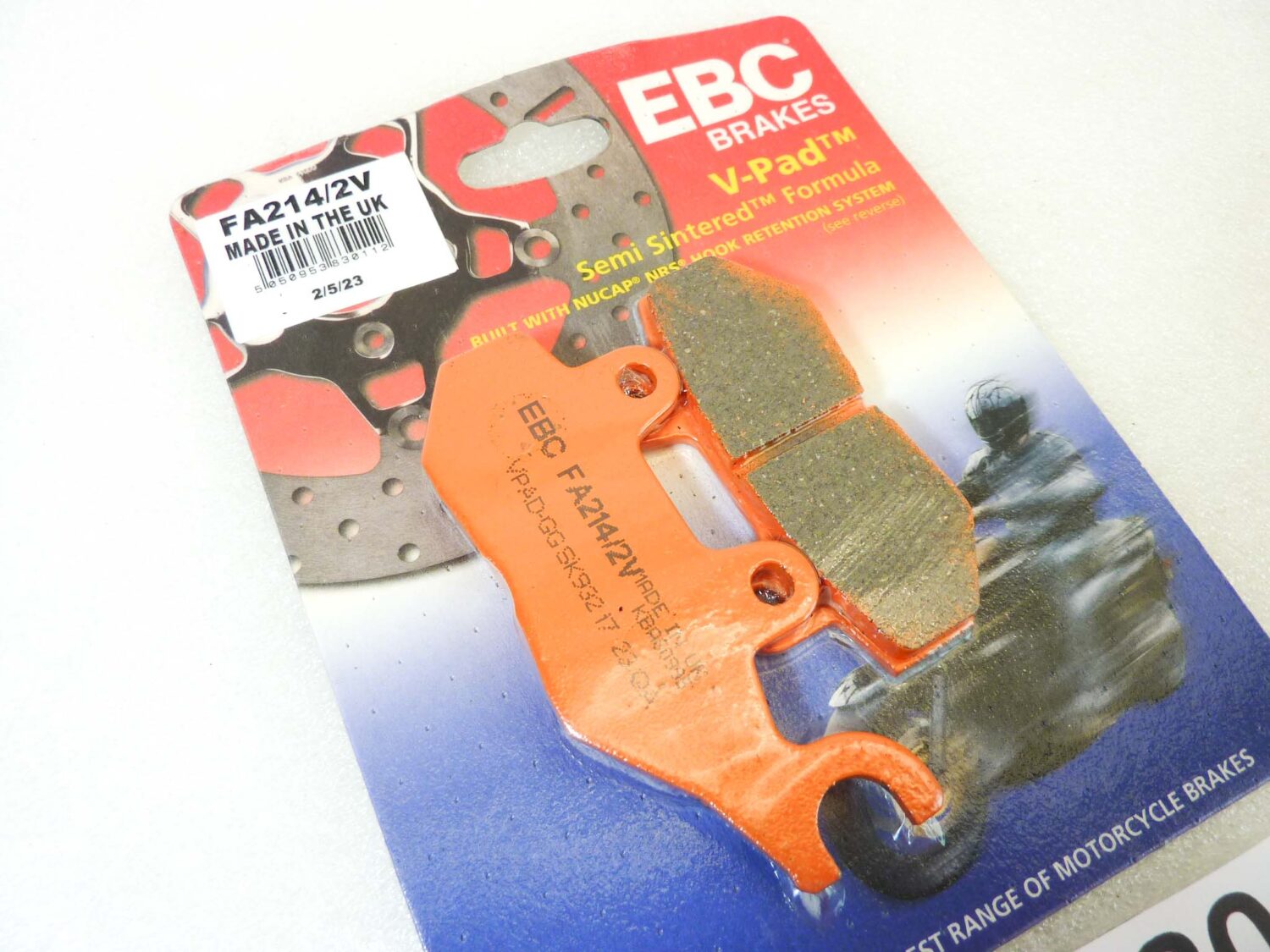Pastiglie freno EBC Brakes FA214/2V per TRIUMPH
America 865 (2007-2016)
Bonneville (vari modelli e anni, ad esempio T100, T120) (dal 2001)
Daytona 955i (dal 1997)
Scrambler 865 (2006-2015)
Speed Triple 955/1050 (dal 1997)
Speedmaster 790/865 (dal 2003)
Street Triple (vari modelli e anni)
Thruxton 900/1200 (dal 2004)
Tiger 1200 Explorer (2012-2015)
Tiger Sport 1050 (dal 2013)
vedi foto per compatibilità esatta NUOVO fondo di magazzino - immagine 2