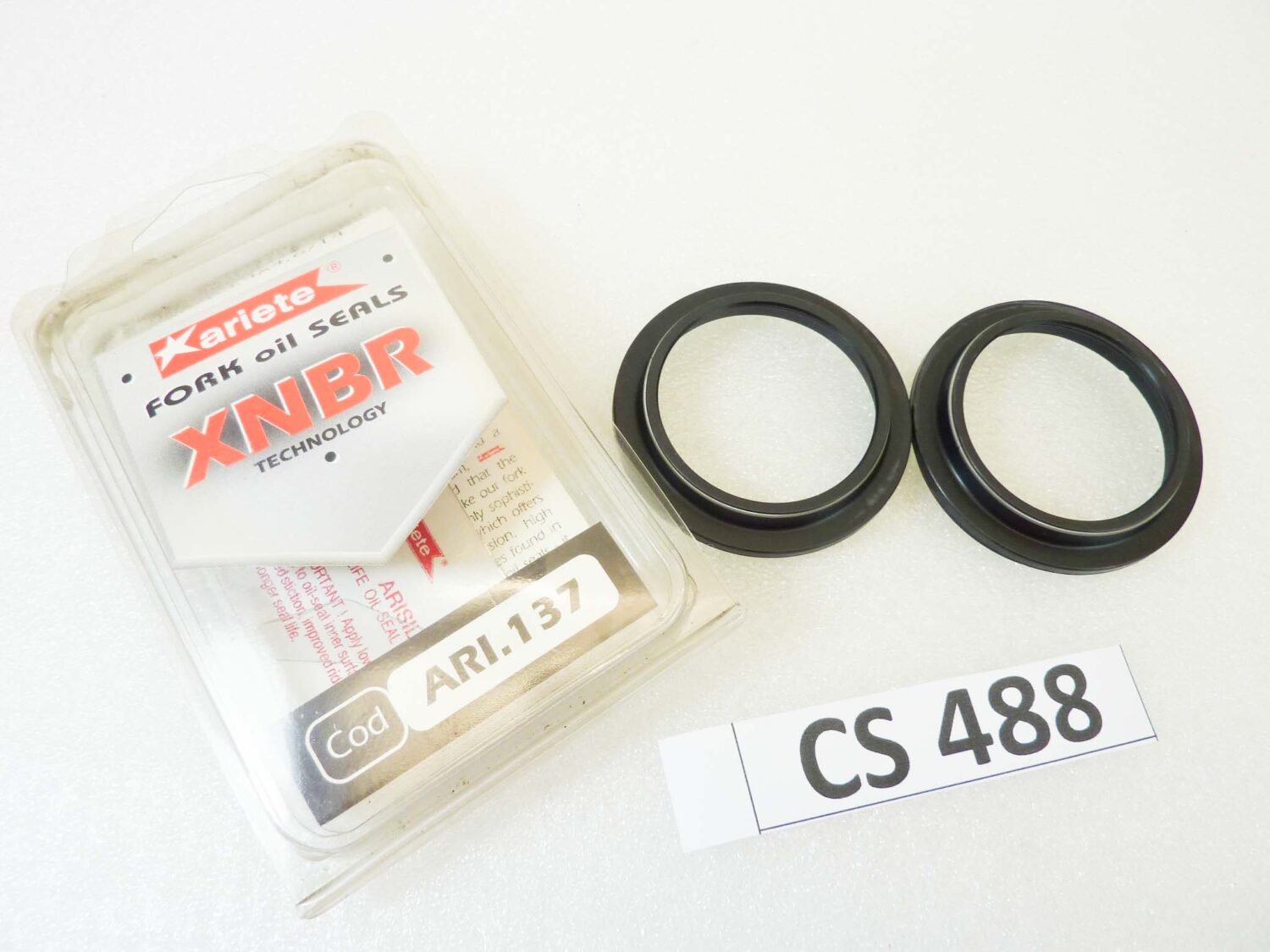 Coppia paraoli Ariete Y 50 x 63,4 x 4,6/14 cod ARI.137 per APRILIA
450 MXV 4,5 2011
450 MXV 450 >2009
450 RXV 450 >2009
450 SXV 450 >2010
550 SXV 550 >2010
1000 CAPO NORD 1000 ABS 2005
1000 ETV 1000 CAPONORD 2007
BENELLI
500 LEONCINO ALL VERSIONS 2016-2019
500 TRK 502 ALL VERSIONS 2016-2019
600 BN 600 GT 2016
600 BN 601 2016
898 TORNADO TRE RS 2005
1130 TNT 2005
1130 TNT 1130 R 2016
1130 TNT Sport 2005
1130 TNT TITANIUM 2005-2008
1130 TORNADO NAKED TRE 1130 2006-2010
1130 TORNADO NAKED TRE 1130 Sport 2006-2010
1130 TORNADO NAKED TRE Sport EVO 2007-2010
1130 TORNADO TRE 1130 2006-2010
1130 TRE 1130 K 2006-2016
BETA
350 RR ENDURO 350 4T 2011
400 RR ENDURO 400 4T RACING 2011
450 RR ENDURO 450 4T RACING 2009-2011
520 RR ENDURO 525 4T RACING 2009-2011
BORILE
487 BORILE B 500 MT 2007
DUCATI
1078 HYPERMOTARD 1100 2008-2009
1078 HYPERMOTARD 1100 EVO 2010
1078 HYPERMOTARD 1100 EVO SP 2010
1198 1199 PANIGALE 2012-2015
1198 DIAVEL 1200 2016-2017
1198 DIAVEL CARBON 1200 2016-2017
1198 DIAVEL DIESEL 2017
1198 MULTISTRADA 1200 2010
1198 SUPERBIKE DIAVEL 2011-2013
1262 X DIAVEL 2016-2019
1262 X DIAVEL S 2016-2019
1285 SUPERBIKE 1299 PANIGALE 2016-2019
Fantic
250 TZ250ES CABALLERO REG. COMPETIZIONE 2T 2011
300 TZ300ES CABALLERO REG. COMPETIZIONE 2T 2011
GAS GAS
250 MC 250 2009
GUZZI
1151 STELVIO NTX 2009
HUSQVARNA
125 CR 125 2008-2009
125 TE 125 2008-2009
125 WR 125 2008-2009
250 TC 250 2008-2009
250 WR 250 2008-2009
300 TE 310 2008-2009
300 WR 300 2008-2009
450 SM 449 2011
450 SM 450 RR 2006-2007
450 TC 450 2006-2009
450 TC 450 2008-2009
450 TE 450 2006-2009
480 SMR 511 2011-2012
510 SM 510 R 2006-2007
510 TC 510 2006-2007
510 TE 510 2006-2009
610 SM 610 IE 2006-2007
KTM
300 EXC 97
MARZOCCHI
50 50 mm FORK TUBES SF MAGNUM 96 ->
50 SHIVER USD 50 FACTORY WORKS 2005-2007
50 USD 50 R.A.C. 2005-2009
Moto Morini
998 9 / 12 2005-2007
1187 CORSARO 1200 2005-2007
1187 CORSARO 1200 VELOCE NERA 2007
Mv Agusta (Cagiva)
750 BRUTALE 750 S 2005
750 BRUTALE 750 AMERICA 2005
750 F 4 S 2005
750 F 4 SPR 2005
909 BRUTALE 910 R 2006-2007
909 BRUTALE 910 S 2006-2007
921 BRUTALE 920 2011
982 BRUTALE 989 R 2008-2009
998 BRUTALE 990 R 2010
998 F 4 1000 AGO 2005
998 F 4 1000 RR 1+1 2006-2007
998 F 4 1000 S TAMBURINI 2005
998 F 4 R 312 2006-2007
998 F 4 R 312 1+1 2006-2007
998 F4 >2009
998 F4 1000 2010-2013
998 NEW BRUTALE 990 R MY '10 2010
1078 BRUTALE 1078 RR 2008-2009
1078 BRUTALE 1090 2009-2013
1078 BRUTALE 1090 RR 2010-2013
1078 BRUTALE R 1090 2011-2013
1078 F4 1078 RR 312 2010-2011
1078 F4 LIMITED EDITION (ALL MODELS) 2006-2010
SWM
300 RS 300 R 2015-2016
450 SM 450 R 2015-2016
500 RS 500 R 2015-2016
TM
125 EN 125 2007-2016
125 MX 125 2007-2016
125 SMM 125 2014-2016
125 SMR 125 2014-2016
144 EN 144 2008-2016
144 MX 144 2008-2016
250 EN 250 2007-2009
250 EN 250 F es 2007-2016
250 MX 250 2007-2016
250 MX 250 F 2007-2016
300 EN 300 2007-2016
300 MX 300 2008-2016
450 EN 450 F es 2007-2016
450 MX 450 F 2007-2016
450 SMR 450 F 2014-2016
450 SMX 450 F COMP 2007-2009
450 SMX 450 FI 2010-2016
530 EN 530 F es 2007-2016
530 MX 530 F 2007-2016
530 SMR 530 F 2014-2016
530 SMX 530 F 2007-2016
660 SMX 660 F COMP 2008-2009