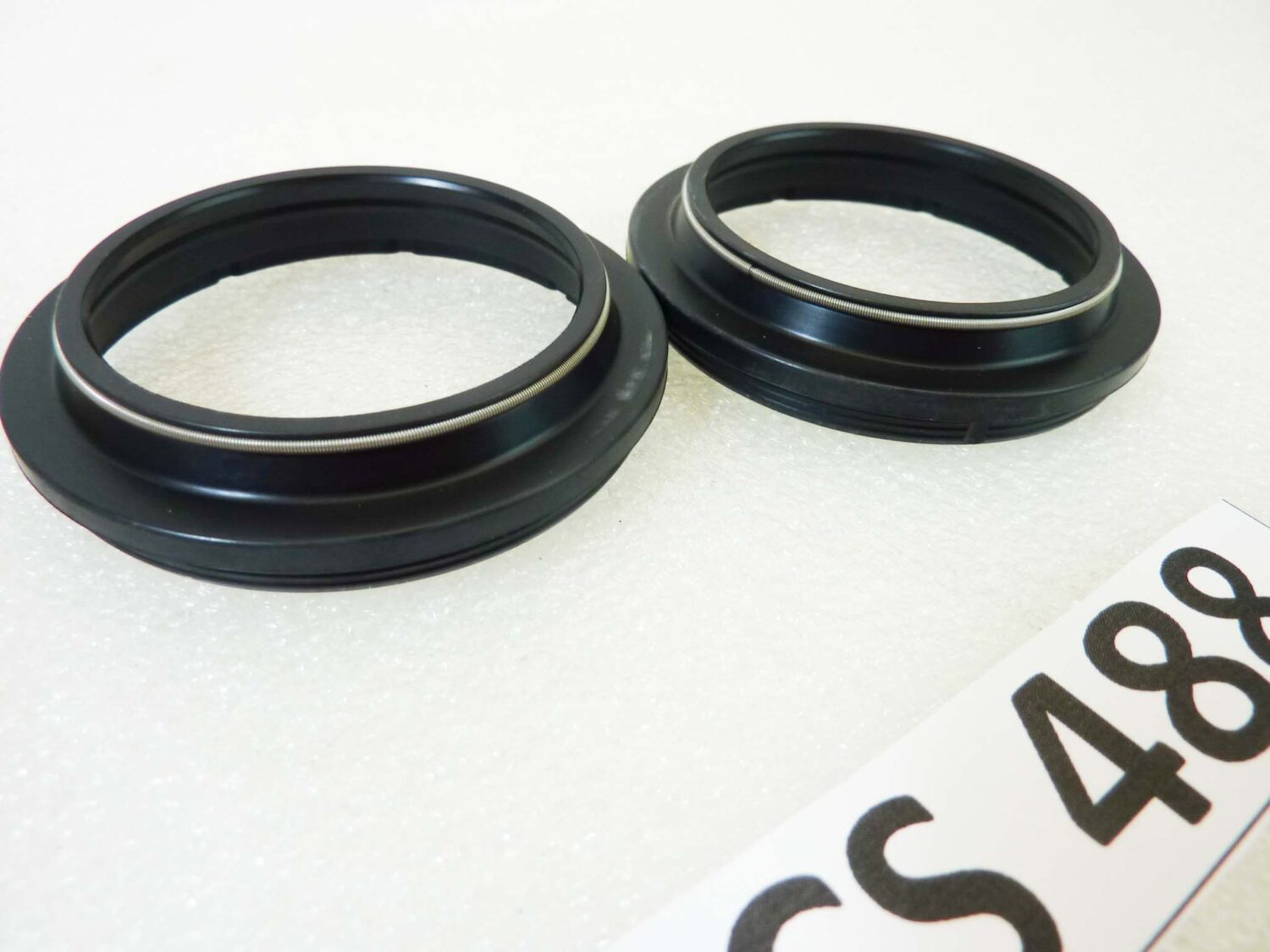 Coppia paraoli Ariete Y 50 x 63,4 x 4,6/14 cod ARI.137 per APRILIA
450 MXV 4,5 2011
450 MXV 450 >2009
450 RXV 450 >2009
450 SXV 450 >2010
550 SXV 550 >2010
1000 CAPO NORD 1000 ABS 2005
1000 ETV 1000 CAPONORD 2007
BENELLI
500 LEONCINO ALL VERSIONS 2016-2019
500 TRK 502 ALL VERSIONS 2016-2019
600 BN 600 GT 2016
600 BN 601 2016
898 TORNADO TRE RS 2005
1130 TNT 2005
1130 TNT 1130 R 2016
1130 TNT Sport 2005
1130 TNT TITANIUM 2005-2008
1130 TORNADO NAKED TRE 1130 2006-2010
1130 TORNADO NAKED TRE 1130 Sport 2006-2010
1130 TORNADO NAKED TRE Sport EVO 2007-2010
1130 TORNADO TRE 1130 2006-2010
1130 TRE 1130 K 2006-2016
BETA
350 RR ENDURO 350 4T 2011
400 RR ENDURO 400 4T RACING 2011
450 RR ENDURO 450 4T RACING 2009-2011
520 RR ENDURO 525 4T RACING 2009-2011
BORILE
487 BORILE B 500 MT 2007
DUCATI
1078 HYPERMOTARD 1100 2008-2009
1078 HYPERMOTARD 1100 EVO 2010
1078 HYPERMOTARD 1100 EVO SP 2010
1198 1199 PANIGALE 2012-2015
1198 DIAVEL 1200 2016-2017
1198 DIAVEL CARBON 1200 2016-2017
1198 DIAVEL DIESEL 2017
1198 MULTISTRADA 1200 2010
1198 SUPERBIKE DIAVEL 2011-2013
1262 X DIAVEL 2016-2019
1262 X DIAVEL S 2016-2019
1285 SUPERBIKE 1299 PANIGALE 2016-2019
Fantic
250 TZ250ES CABALLERO REG. COMPETIZIONE 2T 2011
300 TZ300ES CABALLERO REG. COMPETIZIONE 2T 2011
GAS GAS
250 MC 250 2009
GUZZI
1151 STELVIO NTX 2009
HUSQVARNA
125 CR 125 2008-2009
125 TE 125 2008-2009
125 WR 125 2008-2009
250 TC 250 2008-2009
250 WR 250 2008-2009
300 TE 310 2008-2009
300 WR 300 2008-2009
450 SM 449 2011
450 SM 450 RR 2006-2007
450 TC 450 2006-2009
450 TC 450 2008-2009
450 TE 450 2006-2009
480 SMR 511 2011-2012
510 SM 510 R 2006-2007
510 TC 510 2006-2007
510 TE 510 2006-2009
610 SM 610 IE 2006-2007
KTM
300 EXC 97
MARZOCCHI
50 50 mm FORK TUBES SF MAGNUM 96 ->
50 SHIVER USD 50 FACTORY WORKS 2005-2007
50 USD 50 R.A.C. 2005-2009
Moto Morini
998 9 / 12 2005-2007
1187 CORSARO 1200 2005-2007
1187 CORSARO 1200 VELOCE NERA 2007
Mv Agusta (Cagiva)
750 BRUTALE 750 S 2005
750 BRUTALE 750 AMERICA 2005
750 F 4 S 2005
750 F 4 SPR 2005
909 BRUTALE 910 R 2006-2007
909 BRUTALE 910 S 2006-2007
921 BRUTALE 920 2011
982 BRUTALE 989 R 2008-2009
998 BRUTALE 990 R 2010
998 F 4 1000 AGO 2005
998 F 4 1000 RR 1+1 2006-2007
998 F 4 1000 S TAMBURINI 2005
998 F 4 R 312 2006-2007
998 F 4 R 312 1+1 2006-2007
998 F4 >2009
998 F4 1000 2010-2013
998 NEW BRUTALE 990 R MY '10 2010
1078 BRUTALE 1078 RR 2008-2009
1078 BRUTALE 1090 2009-2013
1078 BRUTALE 1090 RR 2010-2013
1078 BRUTALE R 1090 2011-2013
1078 F4 1078 RR 312 2010-2011
1078 F4 LIMITED EDITION (ALL MODELS) 2006-2010
SWM
300 RS 300 R 2015-2016
450 SM 450 R 2015-2016
500 RS 500 R 2015-2016
TM
125 EN 125 2007-2016
125 MX 125 2007-2016
125 SMM 125 2014-2016
125 SMR 125 2014-2016
144 EN 144 2008-2016
144 MX 144 2008-2016
250 EN 250 2007-2009
250 EN 250 F es 2007-2016
250 MX 250 2007-2016
250 MX 250 F 2007-2016
300 EN 300 2007-2016
300 MX 300 2008-2016
450 EN 450 F es 2007-2016
450 MX 450 F 2007-2016
450 SMR 450 F 2014-2016
450 SMX 450 F COMP 2007-2009
450 SMX 450 FI 2010-2016
530 EN 530 F es 2007-2016
530 MX 530 F 2007-2016
530 SMR 530 F 2014-2016
530 SMX 530 F 2007-2016
660 SMX 660 F COMP 2008-2009 - immagine 4