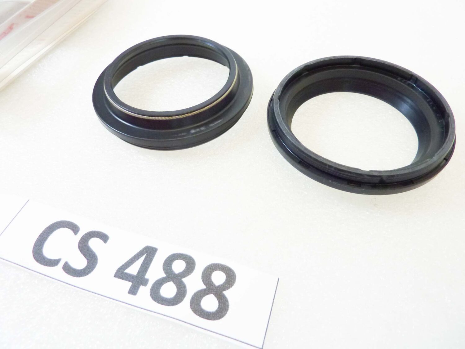 Coppia paraoli Ariete Y 50 x 63,4 x 4,6/14 cod ARI.137 per APRILIA
450 MXV 4,5 2011
450 MXV 450 >2009
450 RXV 450 >2009
450 SXV 450 >2010
550 SXV 550 >2010
1000 CAPO NORD 1000 ABS 2005
1000 ETV 1000 CAPONORD 2007
BENELLI
500 LEONCINO ALL VERSIONS 2016-2019
500 TRK 502 ALL VERSIONS 2016-2019
600 BN 600 GT 2016
600 BN 601 2016
898 TORNADO TRE RS 2005
1130 TNT 2005
1130 TNT 1130 R 2016
1130 TNT Sport 2005
1130 TNT TITANIUM 2005-2008
1130 TORNADO NAKED TRE 1130 2006-2010
1130 TORNADO NAKED TRE 1130 Sport 2006-2010
1130 TORNADO NAKED TRE Sport EVO 2007-2010
1130 TORNADO TRE 1130 2006-2010
1130 TRE 1130 K 2006-2016
BETA
350 RR ENDURO 350 4T 2011
400 RR ENDURO 400 4T RACING 2011
450 RR ENDURO 450 4T RACING 2009-2011
520 RR ENDURO 525 4T RACING 2009-2011
BORILE
487 BORILE B 500 MT 2007
DUCATI
1078 HYPERMOTARD 1100 2008-2009
1078 HYPERMOTARD 1100 EVO 2010
1078 HYPERMOTARD 1100 EVO SP 2010
1198 1199 PANIGALE 2012-2015
1198 DIAVEL 1200 2016-2017
1198 DIAVEL CARBON 1200 2016-2017
1198 DIAVEL DIESEL 2017
1198 MULTISTRADA 1200 2010
1198 SUPERBIKE DIAVEL 2011-2013
1262 X DIAVEL 2016-2019
1262 X DIAVEL S 2016-2019
1285 SUPERBIKE 1299 PANIGALE 2016-2019
Fantic
250 TZ250ES CABALLERO REG. COMPETIZIONE 2T 2011
300 TZ300ES CABALLERO REG. COMPETIZIONE 2T 2011
GAS GAS
250 MC 250 2009
GUZZI
1151 STELVIO NTX 2009
HUSQVARNA
125 CR 125 2008-2009
125 TE 125 2008-2009
125 WR 125 2008-2009
250 TC 250 2008-2009
250 WR 250 2008-2009
300 TE 310 2008-2009
300 WR 300 2008-2009
450 SM 449 2011
450 SM 450 RR 2006-2007
450 TC 450 2006-2009
450 TC 450 2008-2009
450 TE 450 2006-2009
480 SMR 511 2011-2012
510 SM 510 R 2006-2007
510 TC 510 2006-2007
510 TE 510 2006-2009
610 SM 610 IE 2006-2007
KTM
300 EXC 97
MARZOCCHI
50 50 mm FORK TUBES SF MAGNUM 96 ->
50 SHIVER USD 50 FACTORY WORKS 2005-2007
50 USD 50 R.A.C. 2005-2009
Moto Morini
998 9 / 12 2005-2007
1187 CORSARO 1200 2005-2007
1187 CORSARO 1200 VELOCE NERA 2007
Mv Agusta (Cagiva)
750 BRUTALE 750 S 2005
750 BRUTALE 750 AMERICA 2005
750 F 4 S 2005
750 F 4 SPR 2005
909 BRUTALE 910 R 2006-2007
909 BRUTALE 910 S 2006-2007
921 BRUTALE 920 2011
982 BRUTALE 989 R 2008-2009
998 BRUTALE 990 R 2010
998 F 4 1000 AGO 2005
998 F 4 1000 RR 1+1 2006-2007
998 F 4 1000 S TAMBURINI 2005
998 F 4 R 312 2006-2007
998 F 4 R 312 1+1 2006-2007
998 F4 >2009
998 F4 1000 2010-2013
998 NEW BRUTALE 990 R MY '10 2010
1078 BRUTALE 1078 RR 2008-2009
1078 BRUTALE 1090 2009-2013
1078 BRUTALE 1090 RR 2010-2013
1078 BRUTALE R 1090 2011-2013
1078 F4 1078 RR 312 2010-2011
1078 F4 LIMITED EDITION (ALL MODELS) 2006-2010
SWM
300 RS 300 R 2015-2016
450 SM 450 R 2015-2016
500 RS 500 R 2015-2016
TM
125 EN 125 2007-2016
125 MX 125 2007-2016
125 SMM 125 2014-2016
125 SMR 125 2014-2016
144 EN 144 2008-2016
144 MX 144 2008-2016
250 EN 250 2007-2009
250 EN 250 F es 2007-2016
250 MX 250 2007-2016
250 MX 250 F 2007-2016
300 EN 300 2007-2016
300 MX 300 2008-2016
450 EN 450 F es 2007-2016
450 MX 450 F 2007-2016
450 SMR 450 F 2014-2016
450 SMX 450 F COMP 2007-2009
450 SMX 450 FI 2010-2016
530 EN 530 F es 2007-2016
530 MX 530 F 2007-2016
530 SMR 530 F 2014-2016
530 SMX 530 F 2007-2016
660 SMX 660 F COMP 2008-2009 - immagine 5