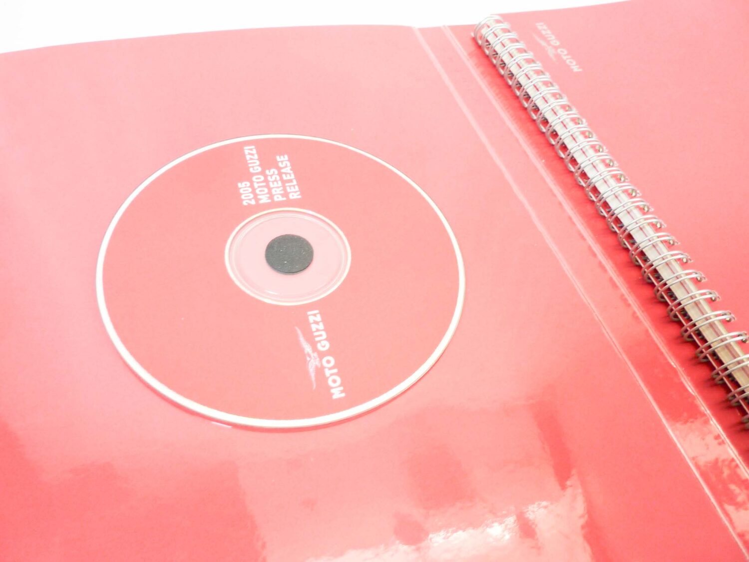 Depliant Brochure con CD Guzzi modelli 2005 presentazione stampa dim 29 x 19 cm materiale commerciale NUOVO fondo di magazzino - immagine 5