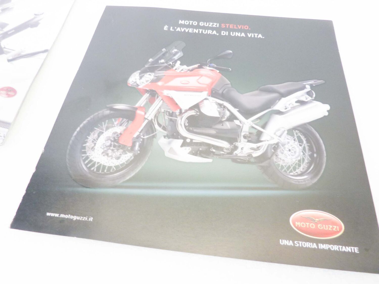 Depliant Brochure Guzzi Stelvio 1200 4V con cartolin dim 21 x 21 cm materiale commerciale NUOVO fondo di magazzino - immagine 2