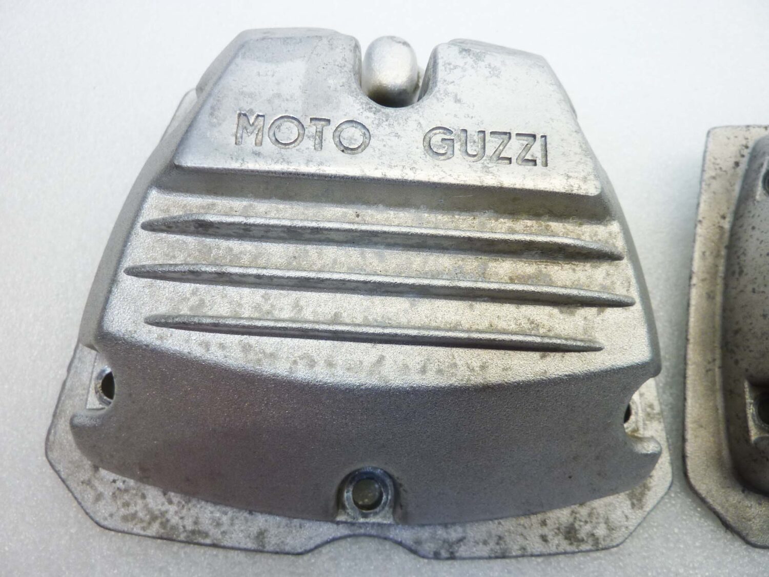 Coppia coperchi punterie Guzzi V35 V50 V65 2V serie piccola coperchio valvole testata 19023600 - immagine 2