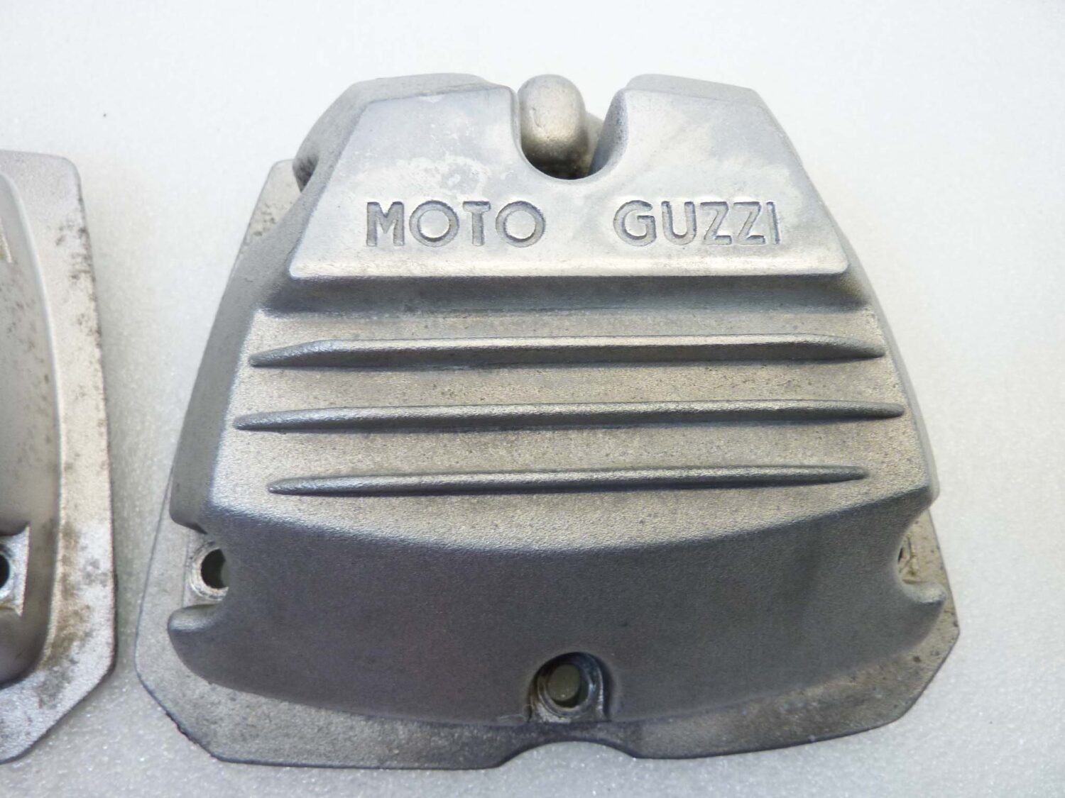 Coppia coperchi punterie Guzzi V35 V50 V65 2V serie piccola coperchio valvole testata 19023600 - immagine 3