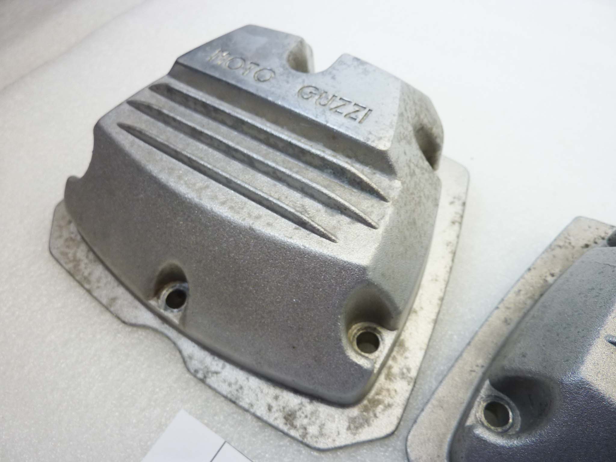 Coppia coperchi punterie Guzzi V35 V50 V65 2V serie piccola coperchio valvole testata 19023600 - immagine 5