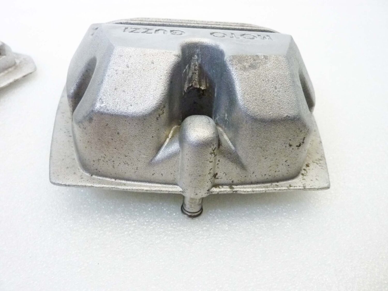 Coppia coperchi punterie Guzzi V35 V50 V65 2V serie piccola coperchio valvole testata 19023600 - immagine 8
