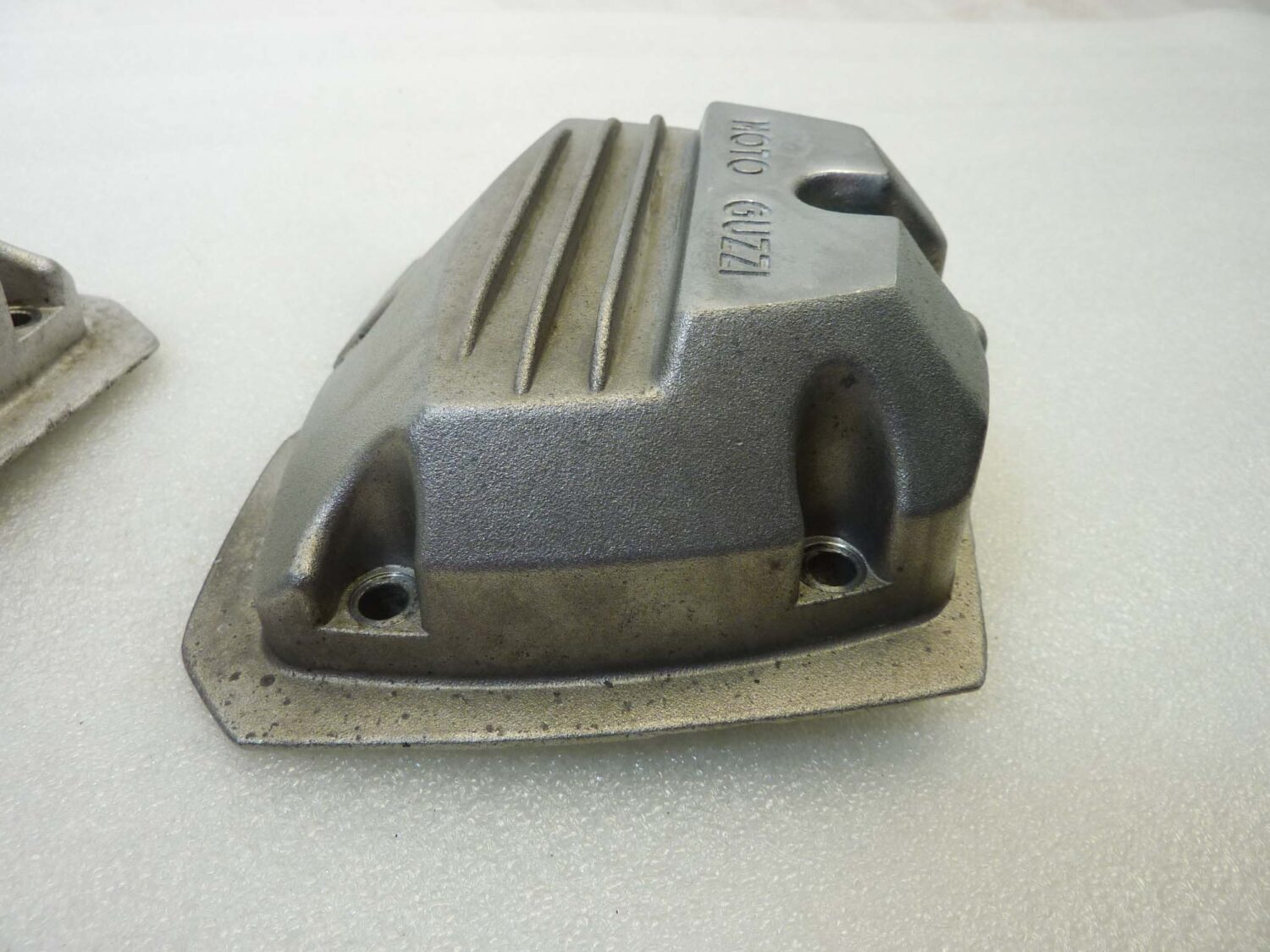 Coppia coperchi punterie Guzzi V35 V50 V65 2V serie piccola coperchio valvole testata 19023600 - immagine 9