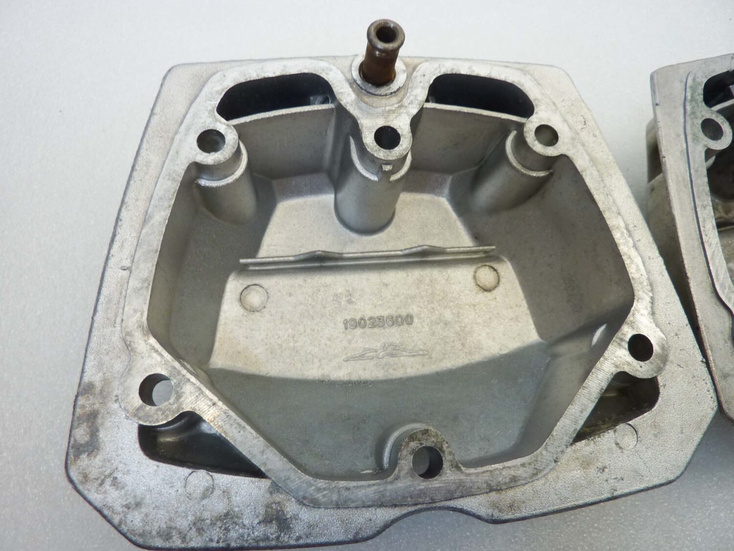 Coppia coperchi punterie Guzzi V35 V50 V65 2V serie piccola coperchio valvole testata 19023600 - immagine 11
