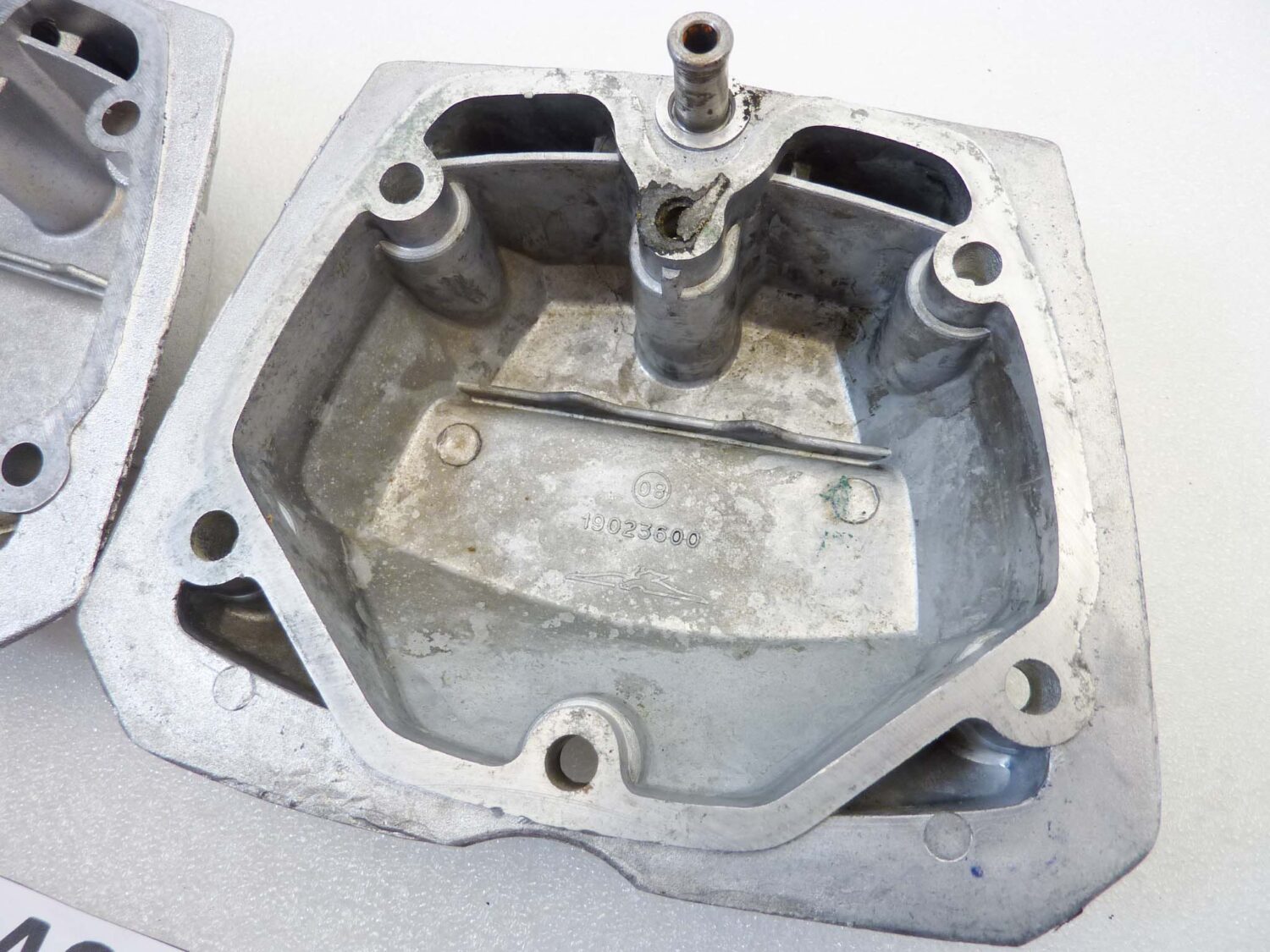 Coppia coperchi punterie Guzzi V35 V50 V65 2V serie piccola coperchio valvole testata 19023600 - immagine 12