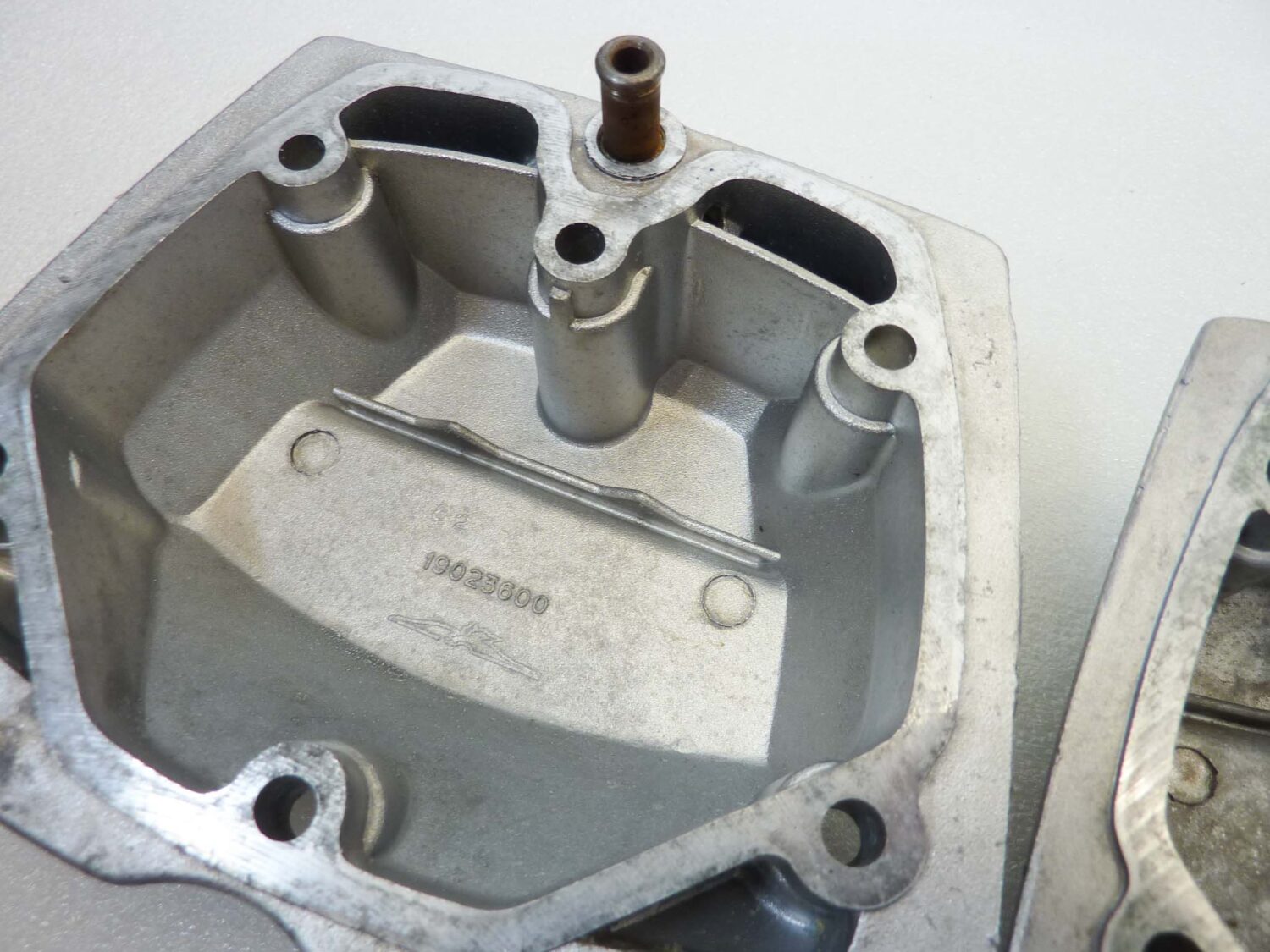 Coppia coperchi punterie Guzzi V35 V50 V65 2V serie piccola coperchio valvole testata 19023600 - immagine 15